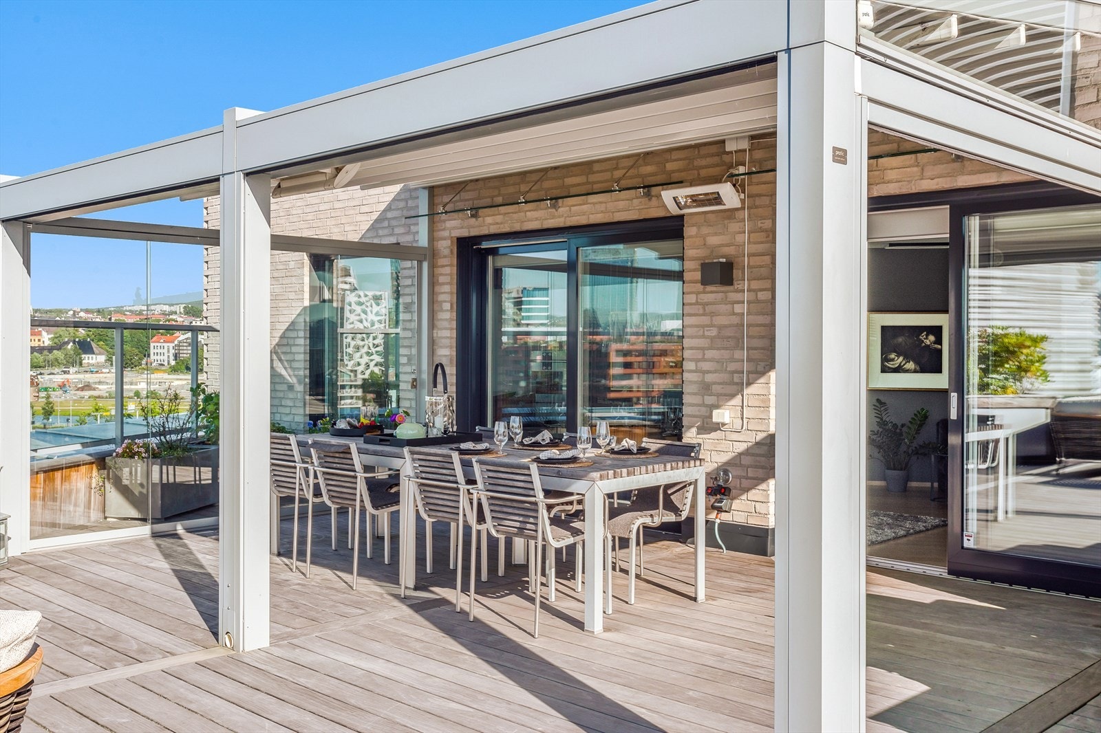 Terrassen er oppgradert med pergola med elektrisk tak og screens, foldbare glassvegger, eget automatisk vanningsanlegg, indirekte led belysning, kebonygulv m.m. Galleribilde