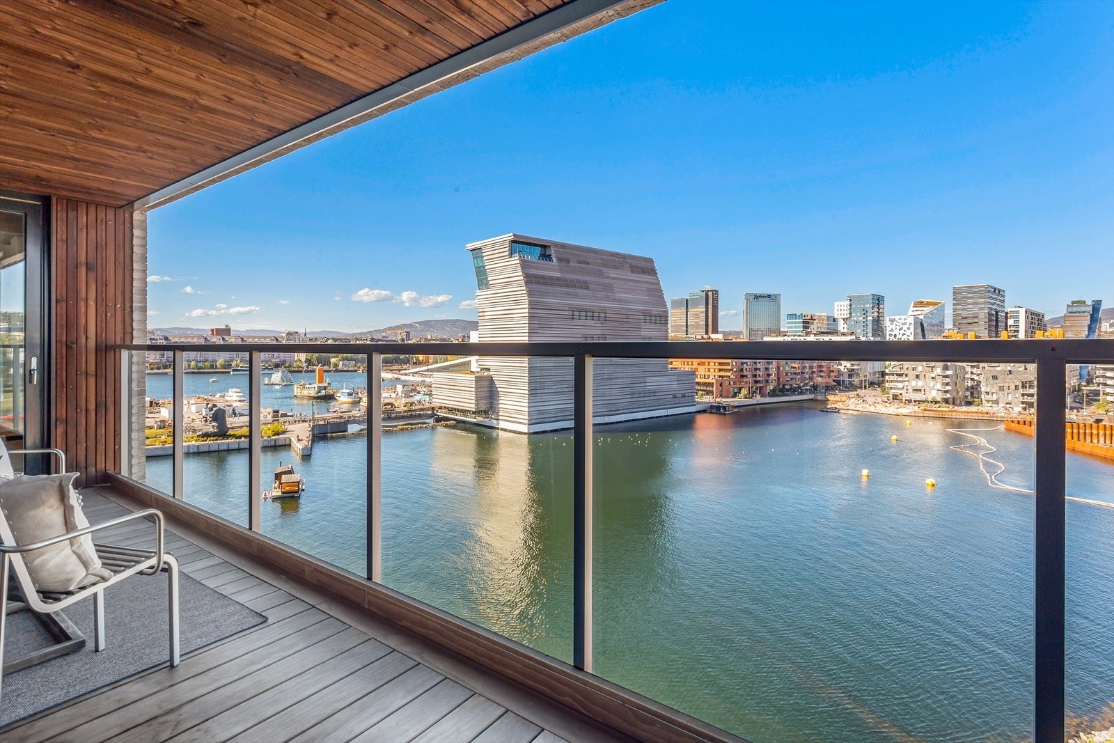 Direkte utgang til balkong med flott utsikt. Bygget har en fordelaktig vinkling mot havnebassenget og Barcode Galleribilde