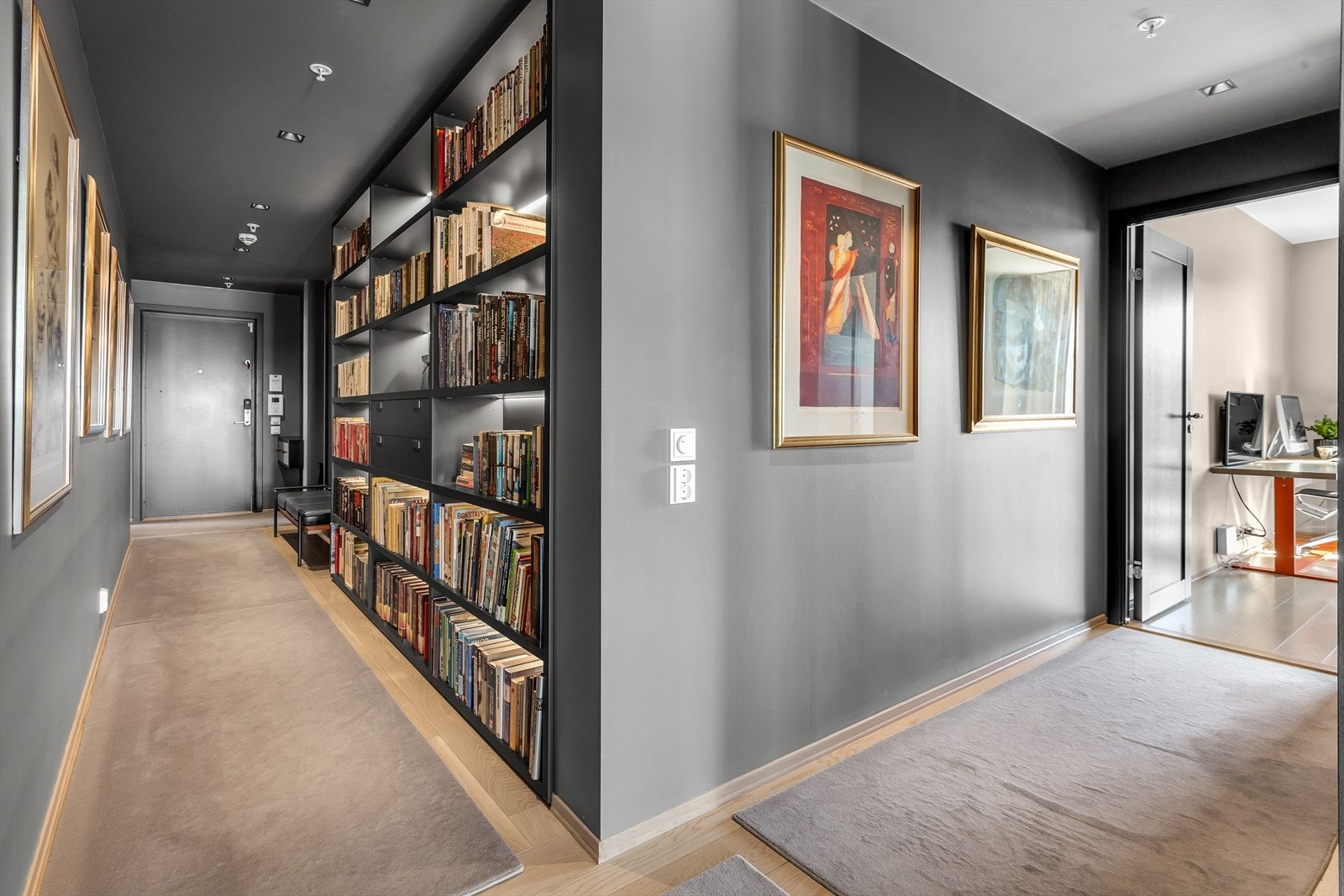 Romslig entré/hall med innfelt spotbelysning, skreddertilpasset bokhylle og garderobe fra Expo Nova. Nye heltre innerdører Galleribilde