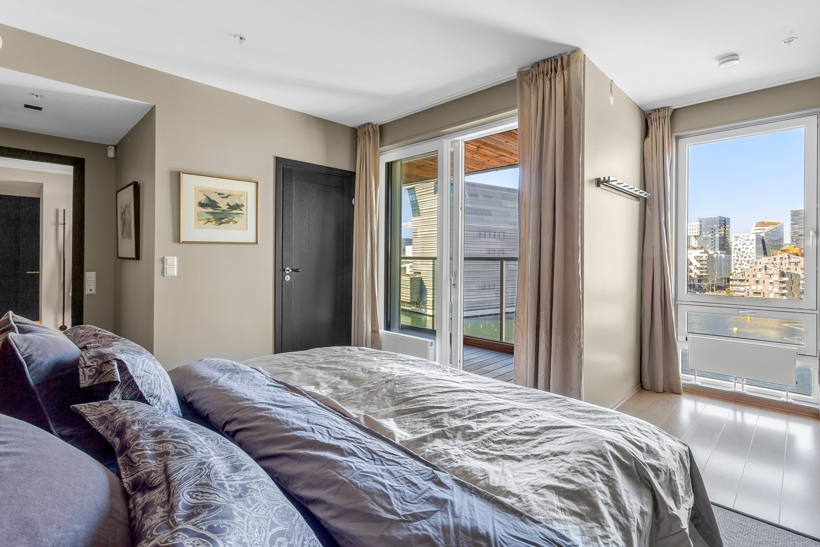 Stort hovedsoverom med bad ensuite, adkomst til egen bod og balkong Galleribilde