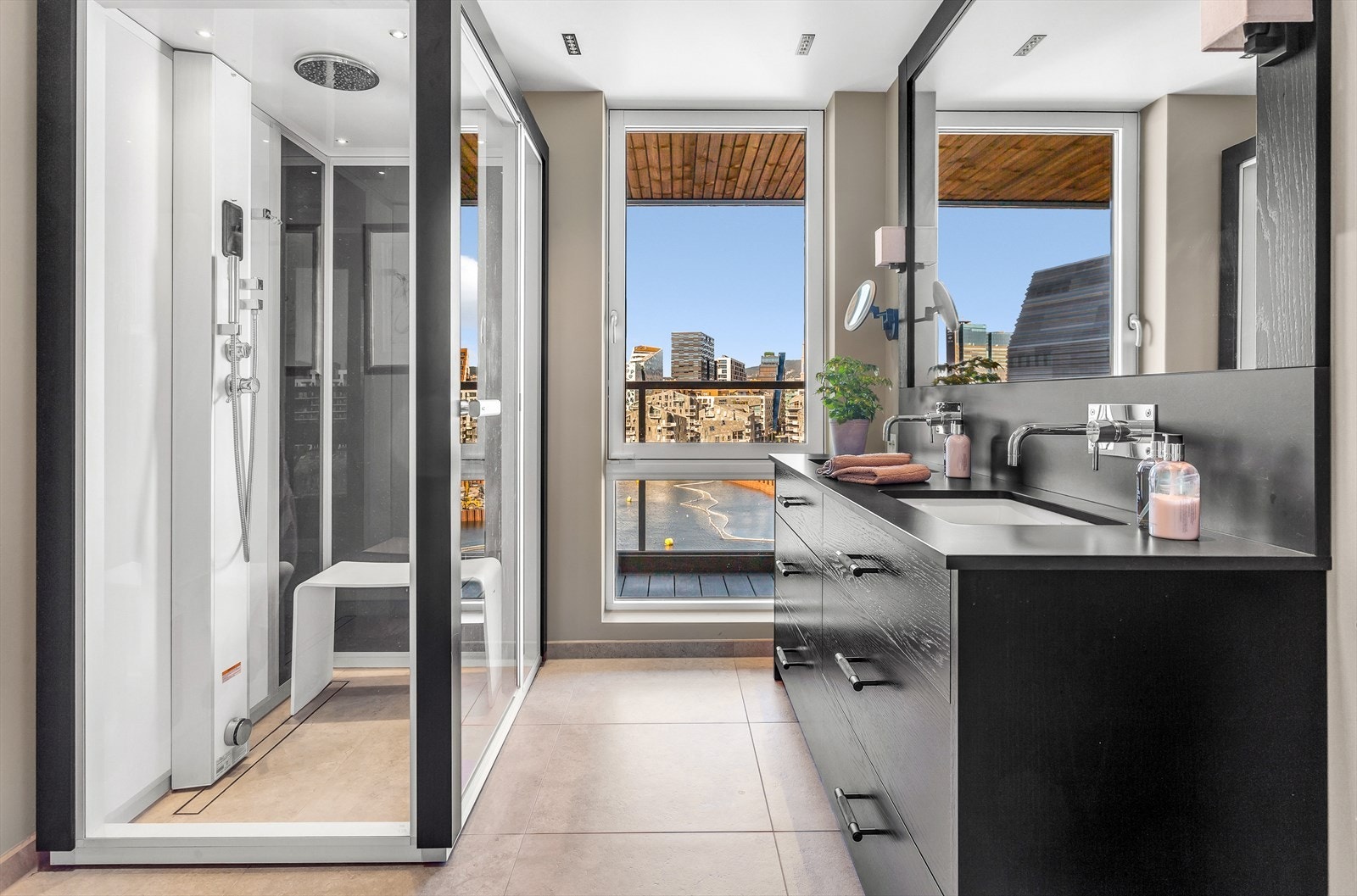 Stort vindu på badet med flott utsikt Galleribilde