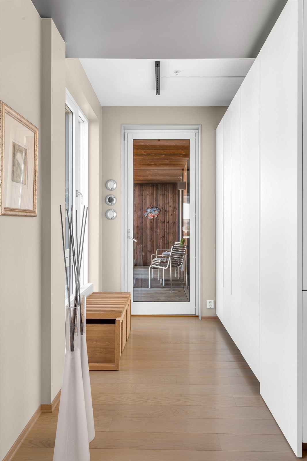 Dør til mellomgang mot kjøkken og stue fra balkongen Galleribilde