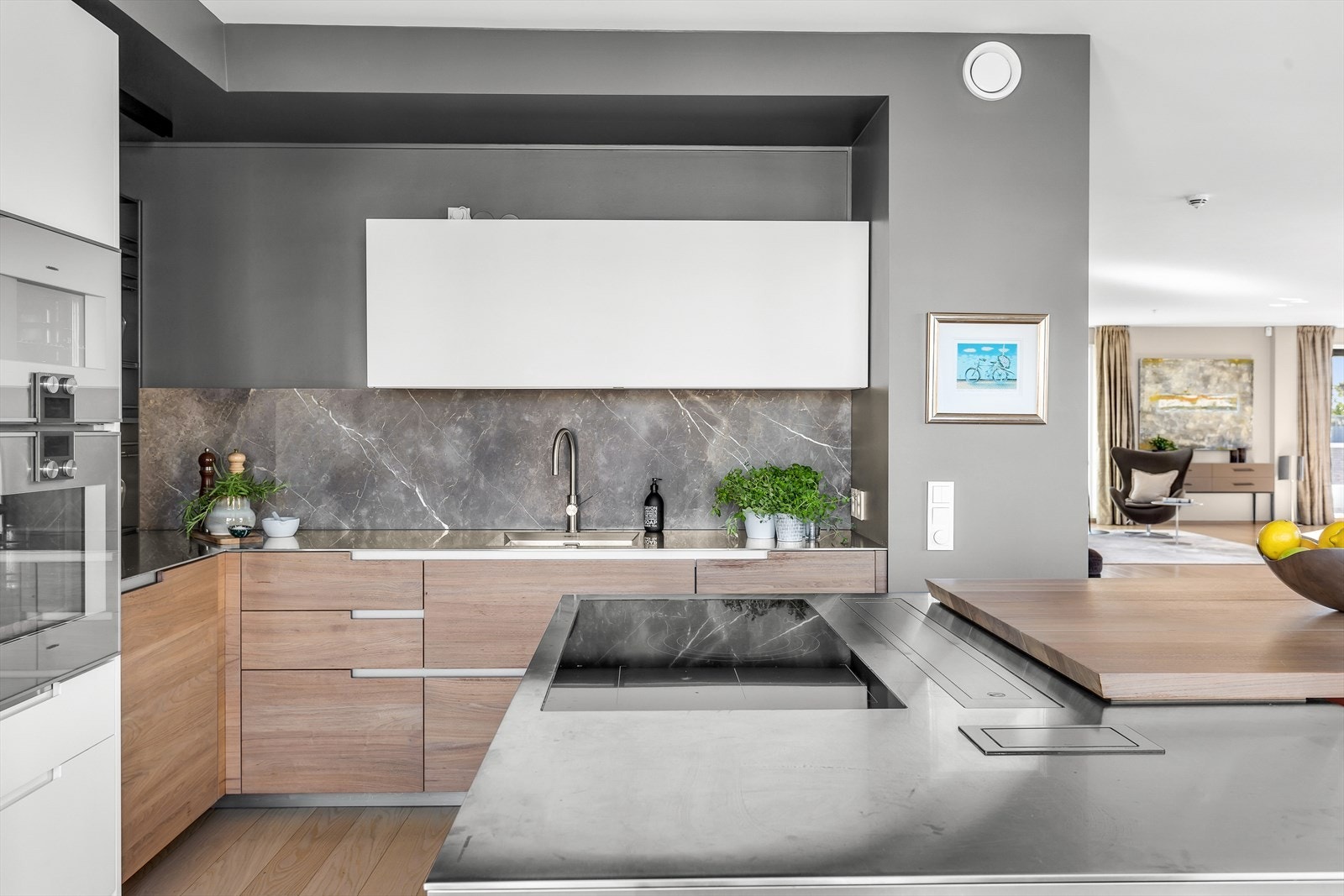 Induksjonstopp med innfelt ventilasjon i øy. Rikelig med stikkontakter Galleribilde