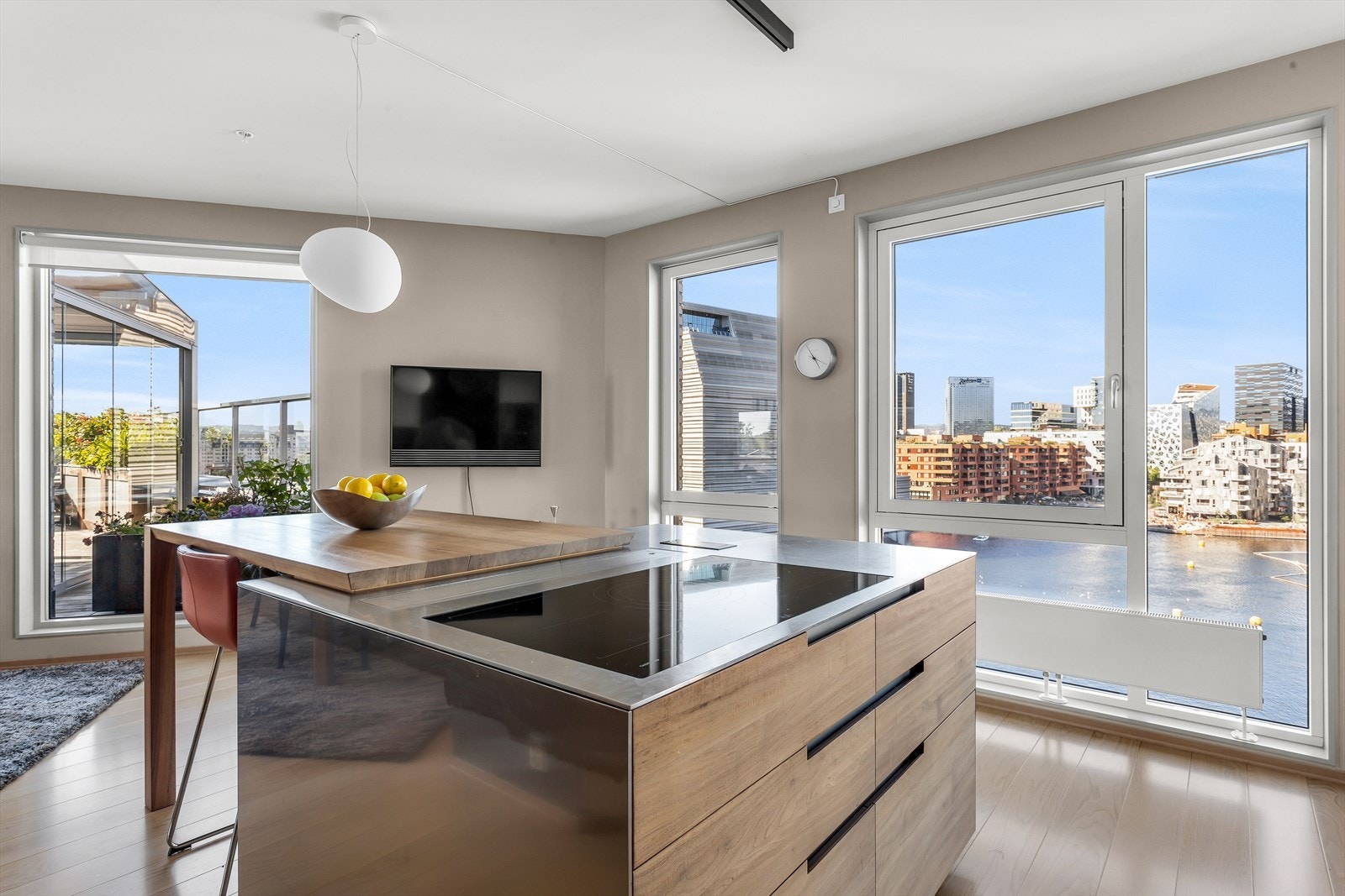 Rå utsikt fra kjøkken og stue mot indre havnebasseng Galleribilde