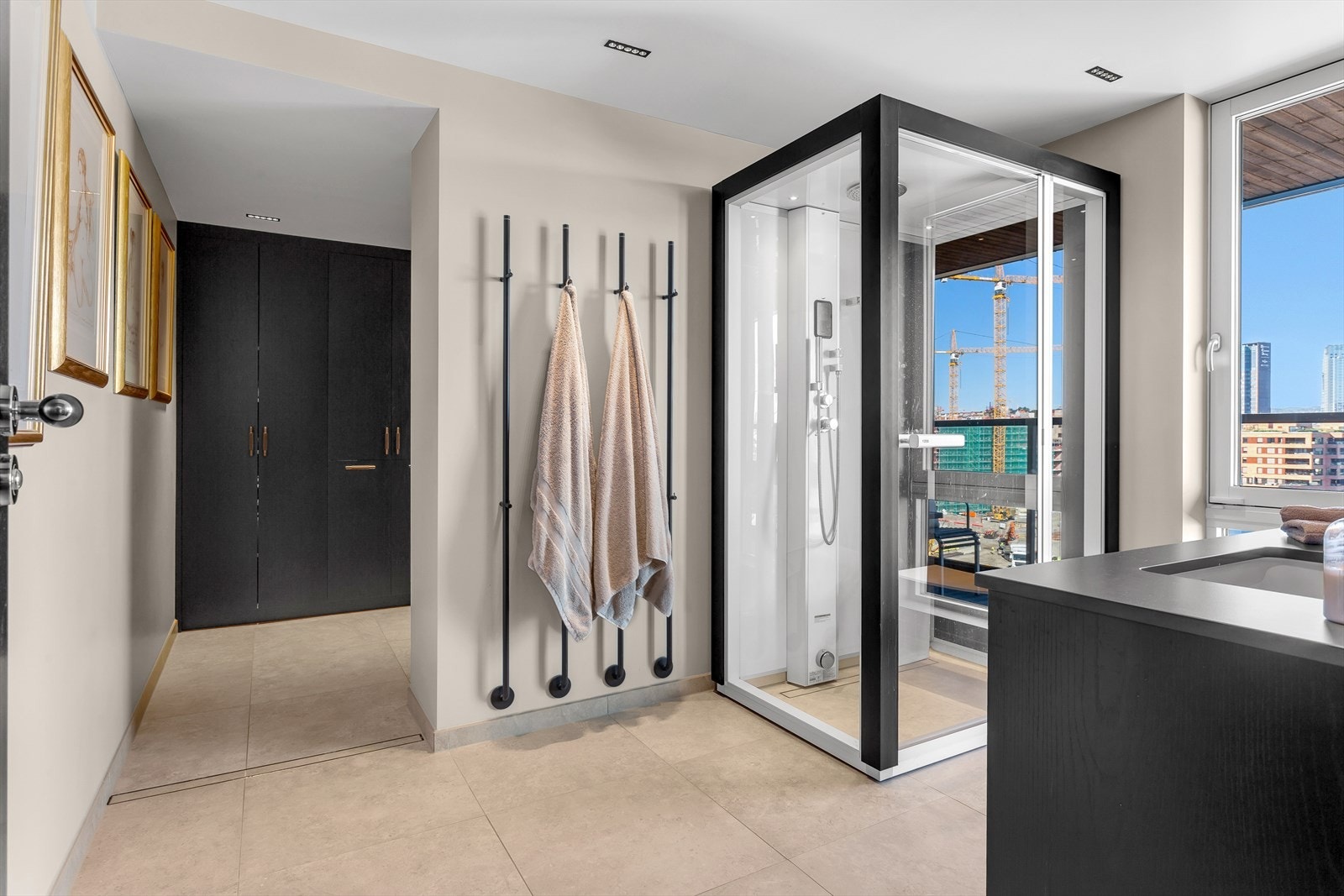 Stort eksklusivt velværebad ensuite fra 2019 med flotte fliser og kombinert Tylø steambadsue og dusj Galleribilde