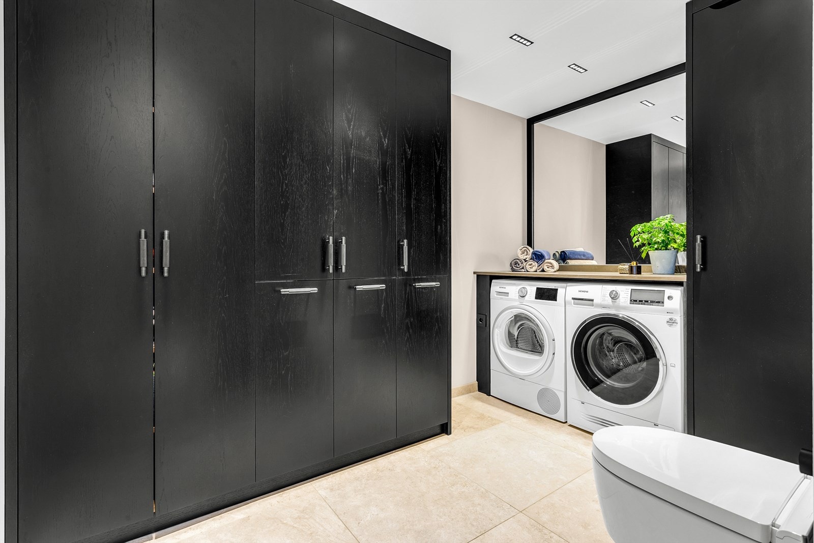 Eget vaskerom med skreddertilpasset innredning. Håndtak fra Buster and Punch, vegghengt klosett m.m. Galleribilde