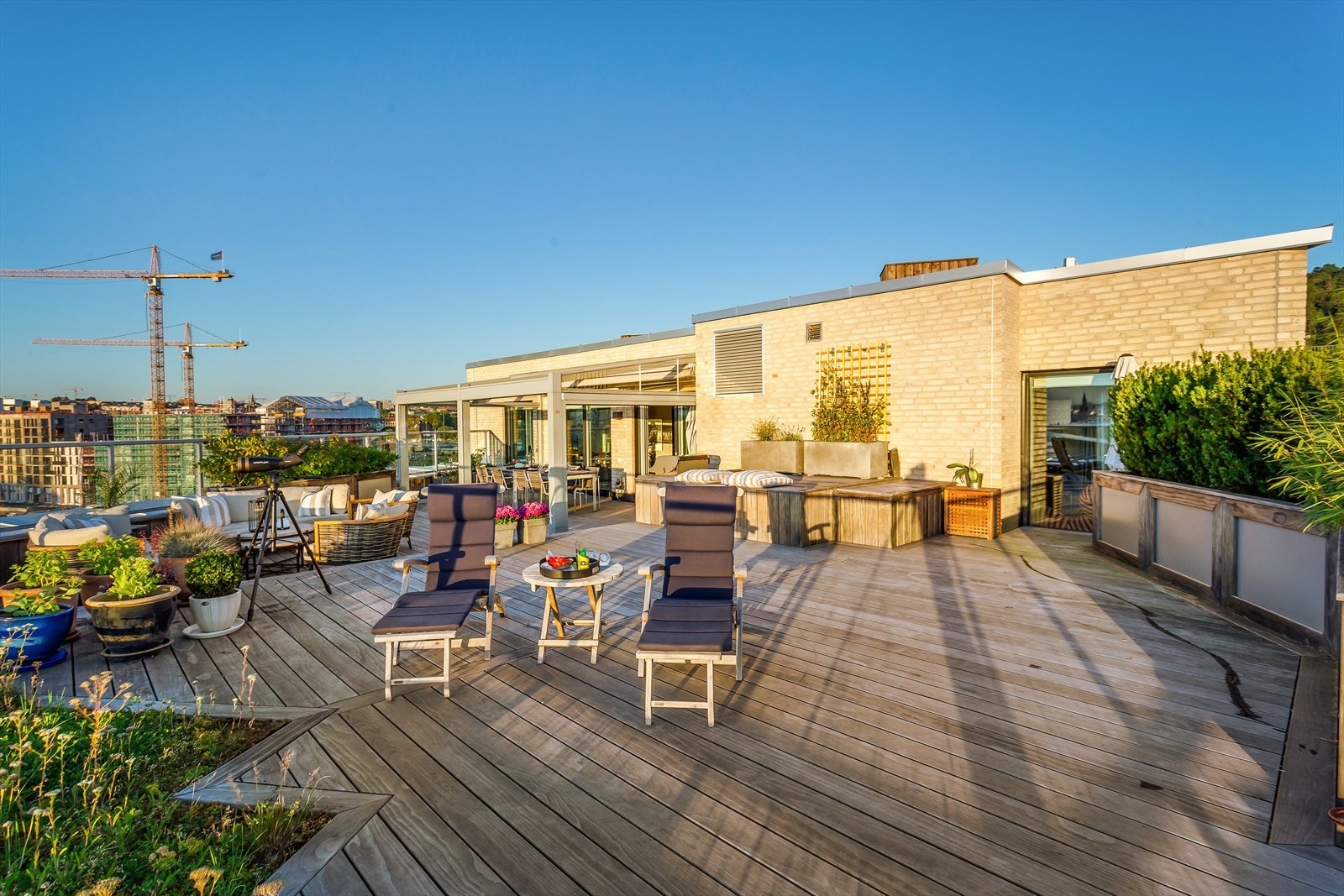 Fra terrassen er det også utsikt mot Ekeberg, Ekebergrestauranten og tidligere Sjømannskolen. Putekasser Galleribilde