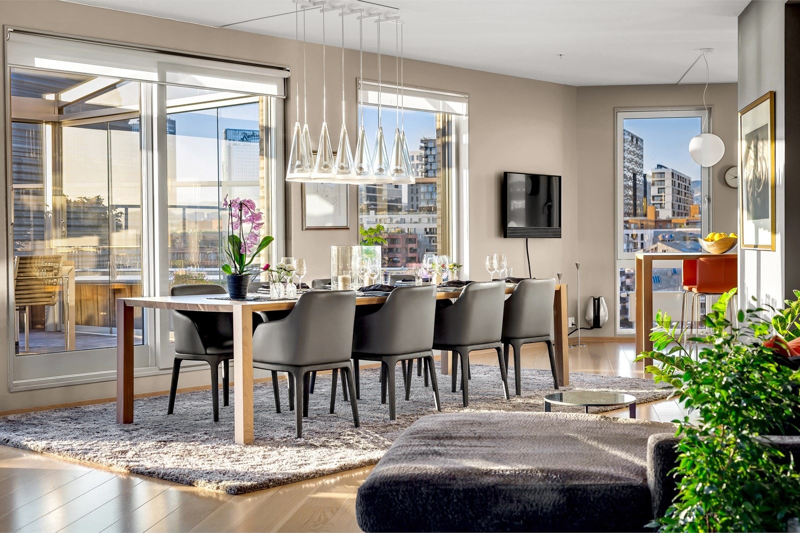 God plass til stort spisebord og mange gjester. Legg merke til utsikten Galleribilde