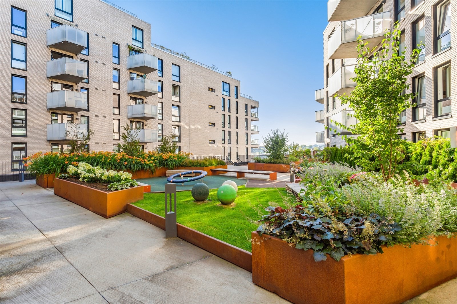 Frodig bakgård og inngangsparti. Mulig å gå tørrskodd med heis rett inn i Rema 1000 fra bygget Galleribilde