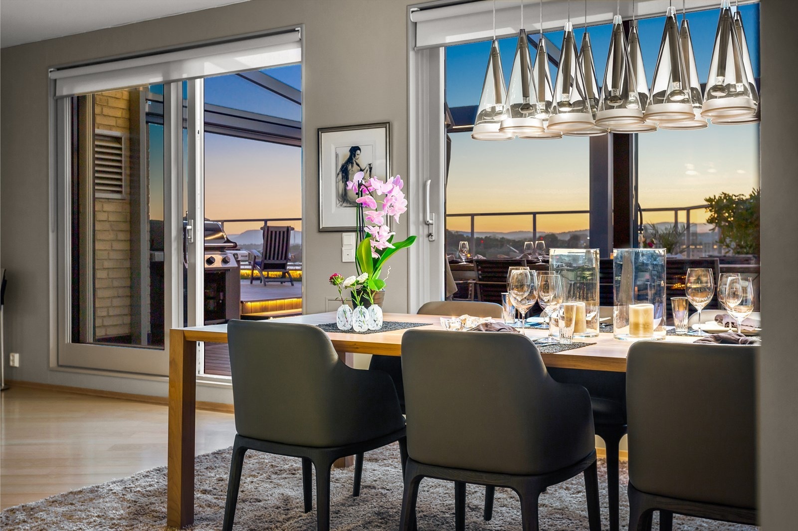 Utgang til terrasse via to skyvedører Galleribilde