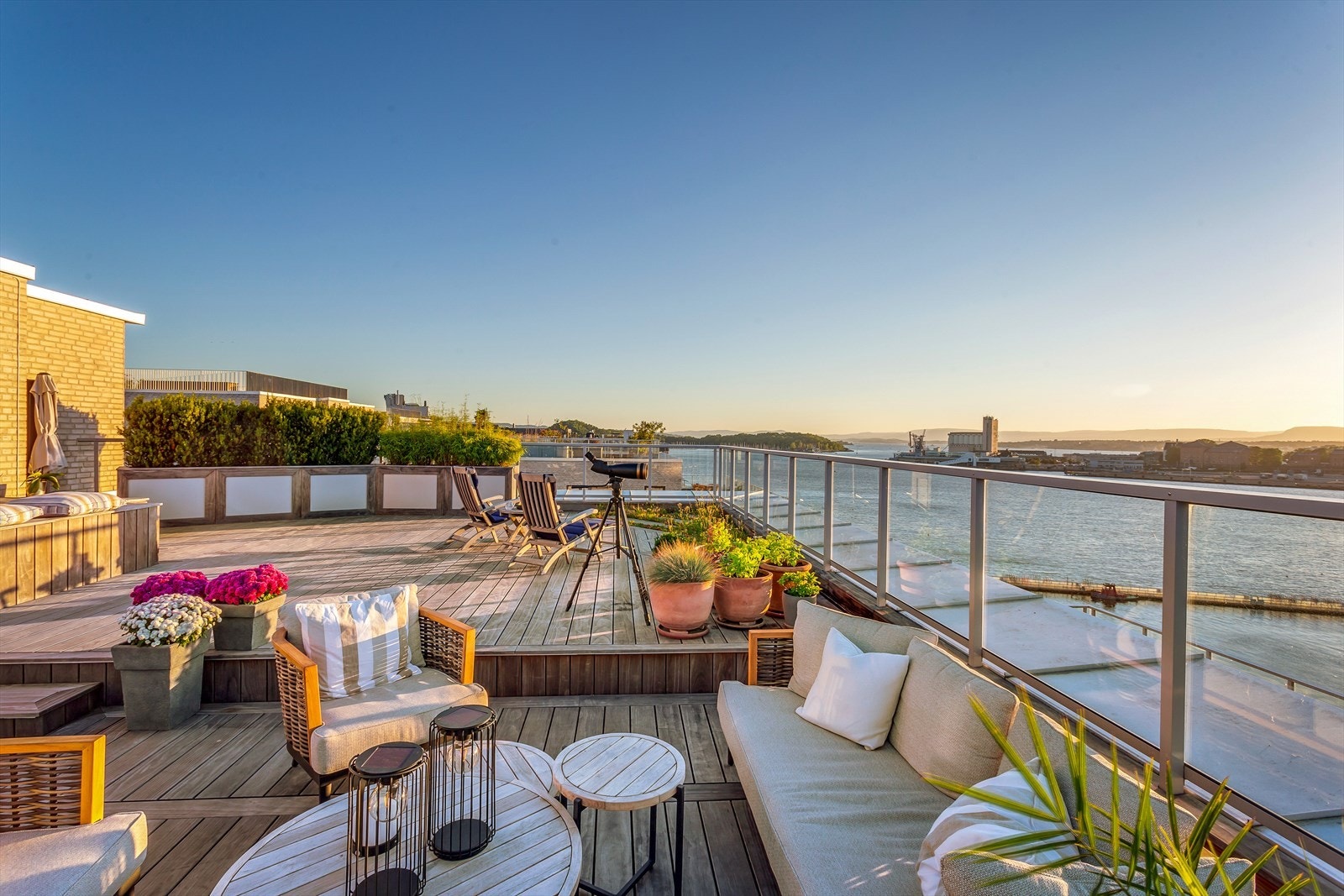 Leiligheten strekker seg langs hele fronten av bygget med utsikt mot sjøen fra tre sider Galleribilde