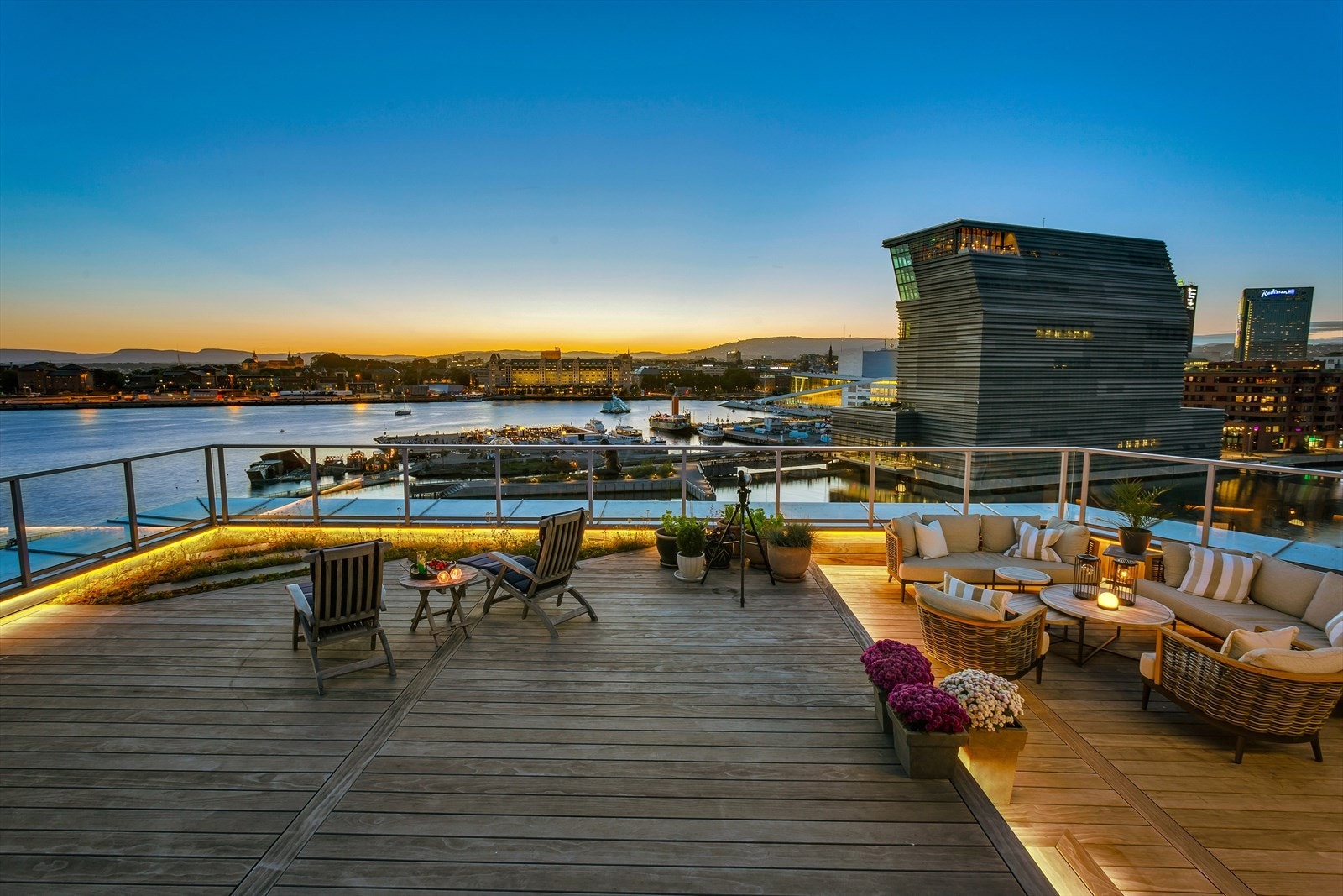 Terrassen er oppgradert med kebonygulv, belysning, automatisk vanningsanlegg m.m. Fine soner og meget god plass Galleribilde