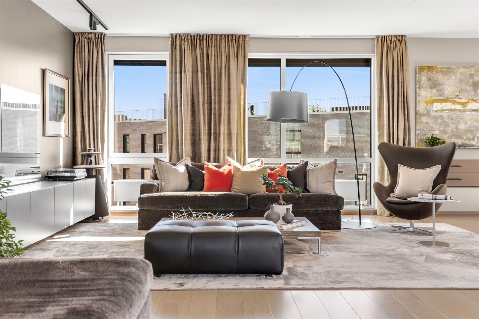 Store vinduer med utsikt mot Ekeberg, Ekebergrestauranten og gamle Sjømannskolen Galleribilde