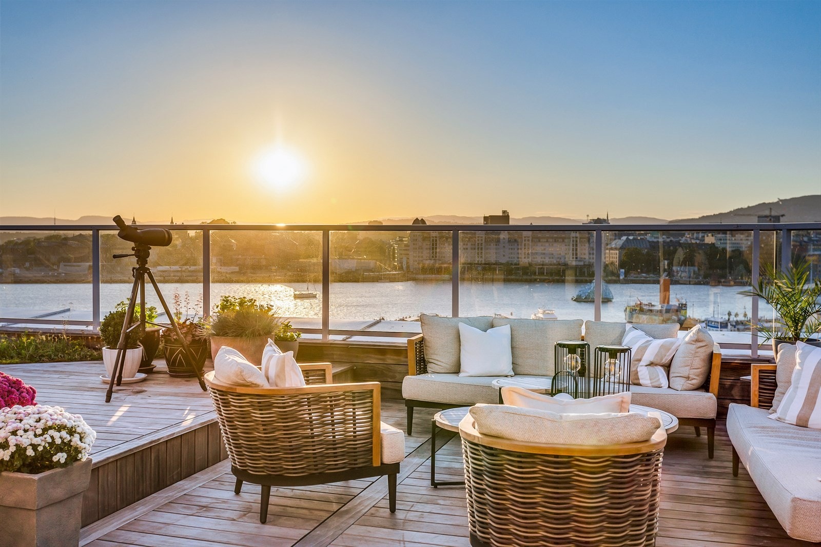 Her kan man nyte mange fine solnedganger i godt selskap. Solen går ned rundt 22:30 midtsommers Galleribilde