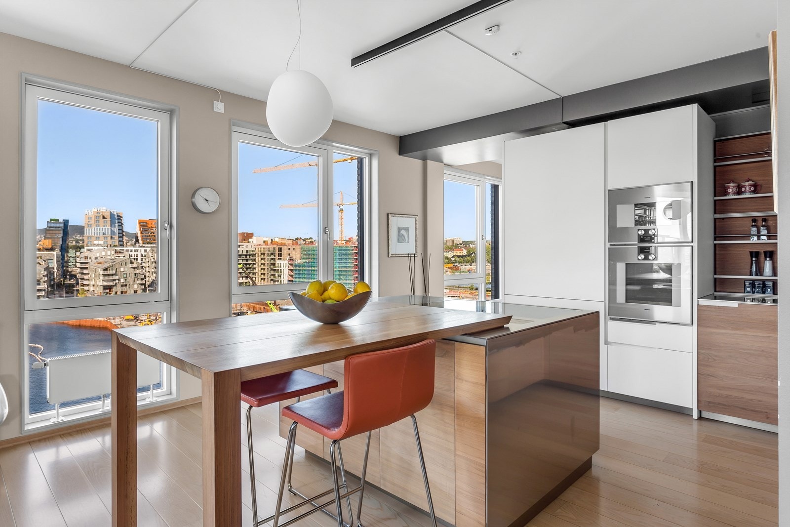 Stort spisekjøkken med fantastisk utsikt Galleribilde