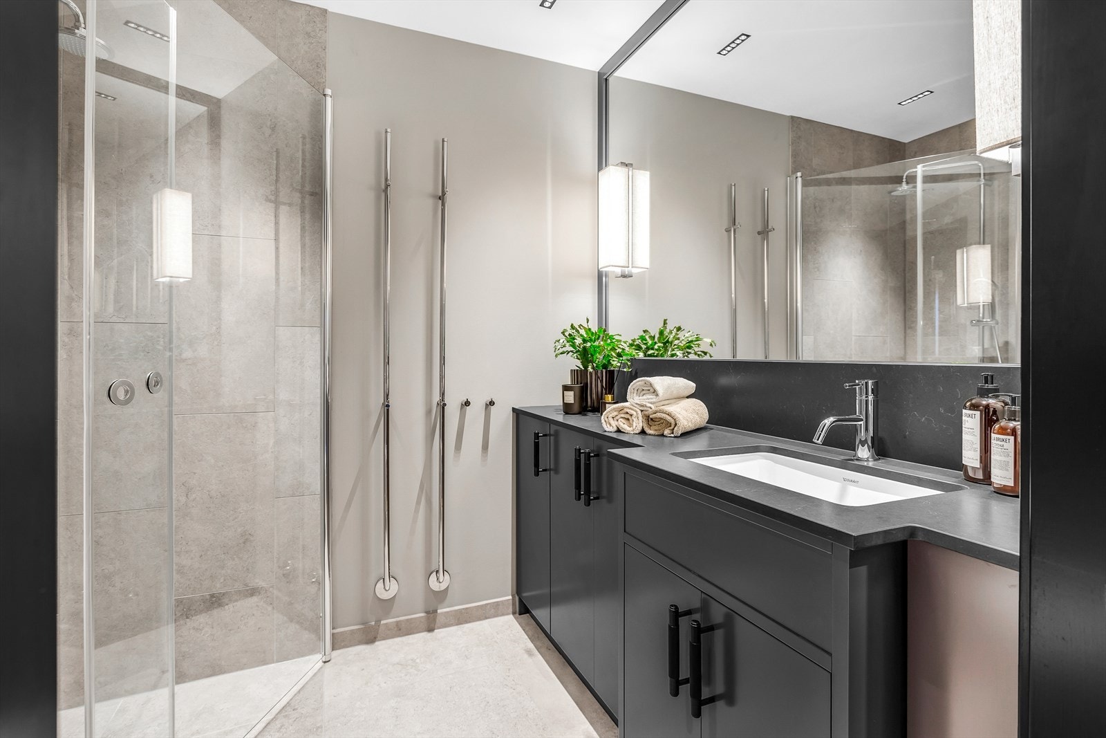 Delikat nytt bad fra 2019 med fine gulvfliser, gulvvarme, downlights og skreddertilpasset innredning Galleribilde