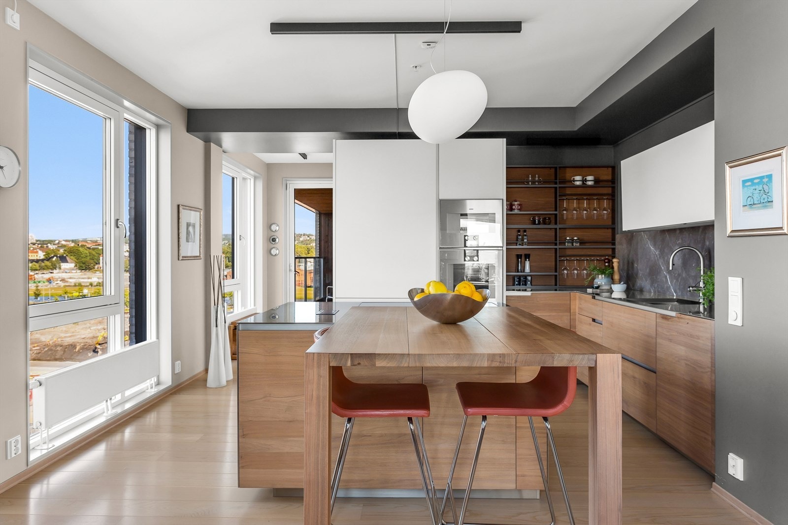 Flott nytt Poliform kjøkken kjøpt hos Expo Nova med fullintegrerte hvitevarer fra Gaggenau Galleribilde