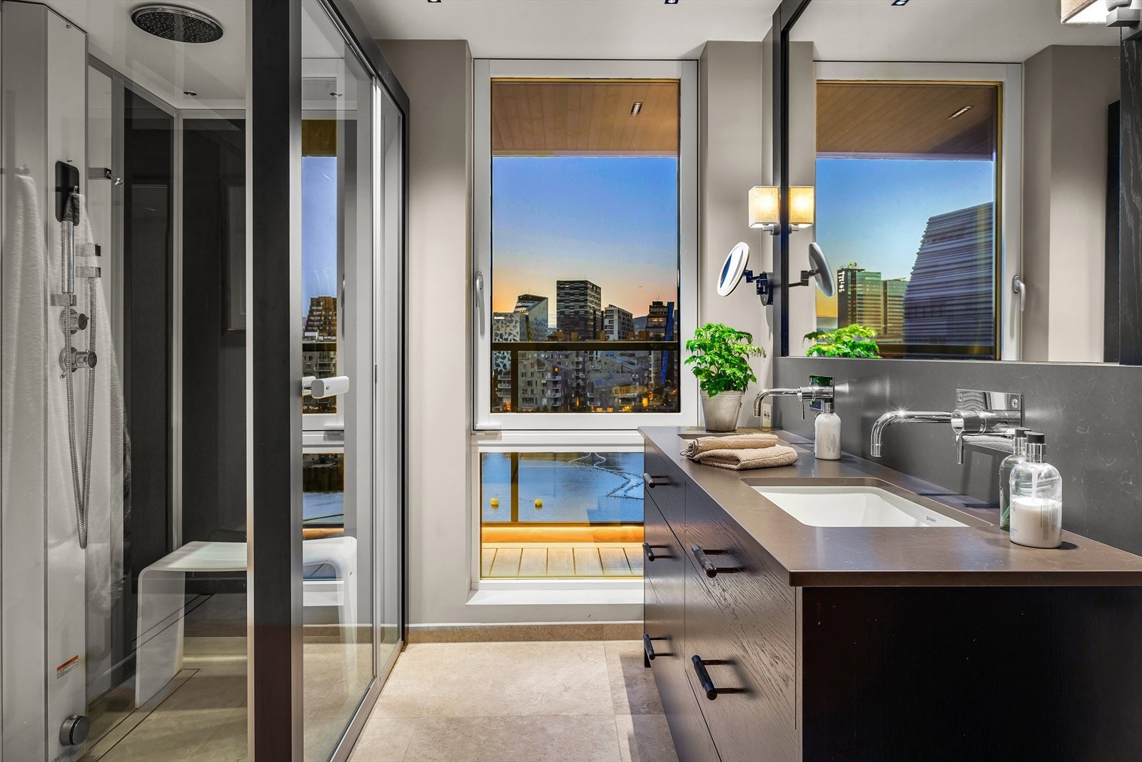 Fantastisk utsikt mot indre havnebasseng Galleribilde