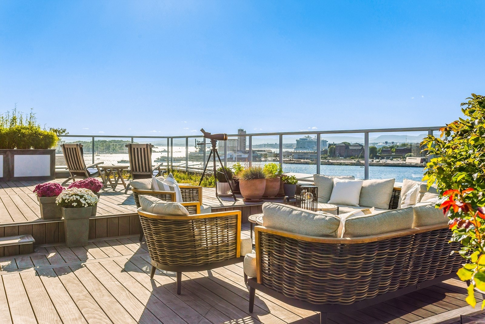 Her bor man på toppen med utsikt mot innseilingen, Oslofjorden, øyene, båtliv, fugleliv m.m. Galleribilde