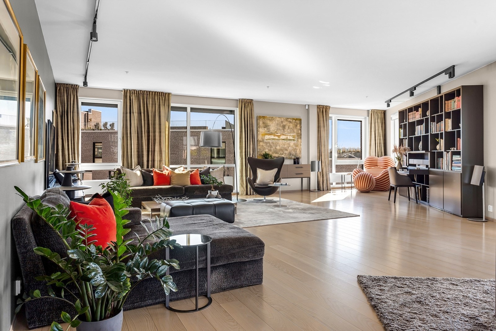 Åpen og lys stue med meget god plass Galleribilde