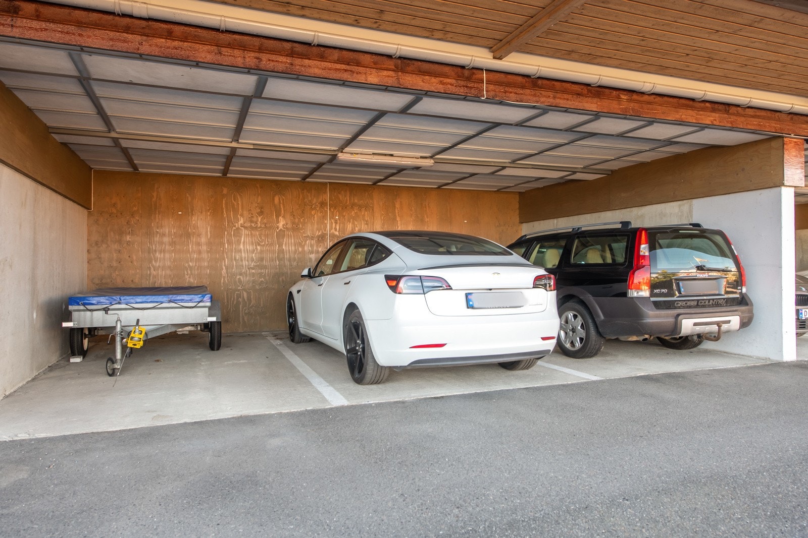 Leiligheten har parkeringsplass i felles carport i underetasjen. Galleribilde