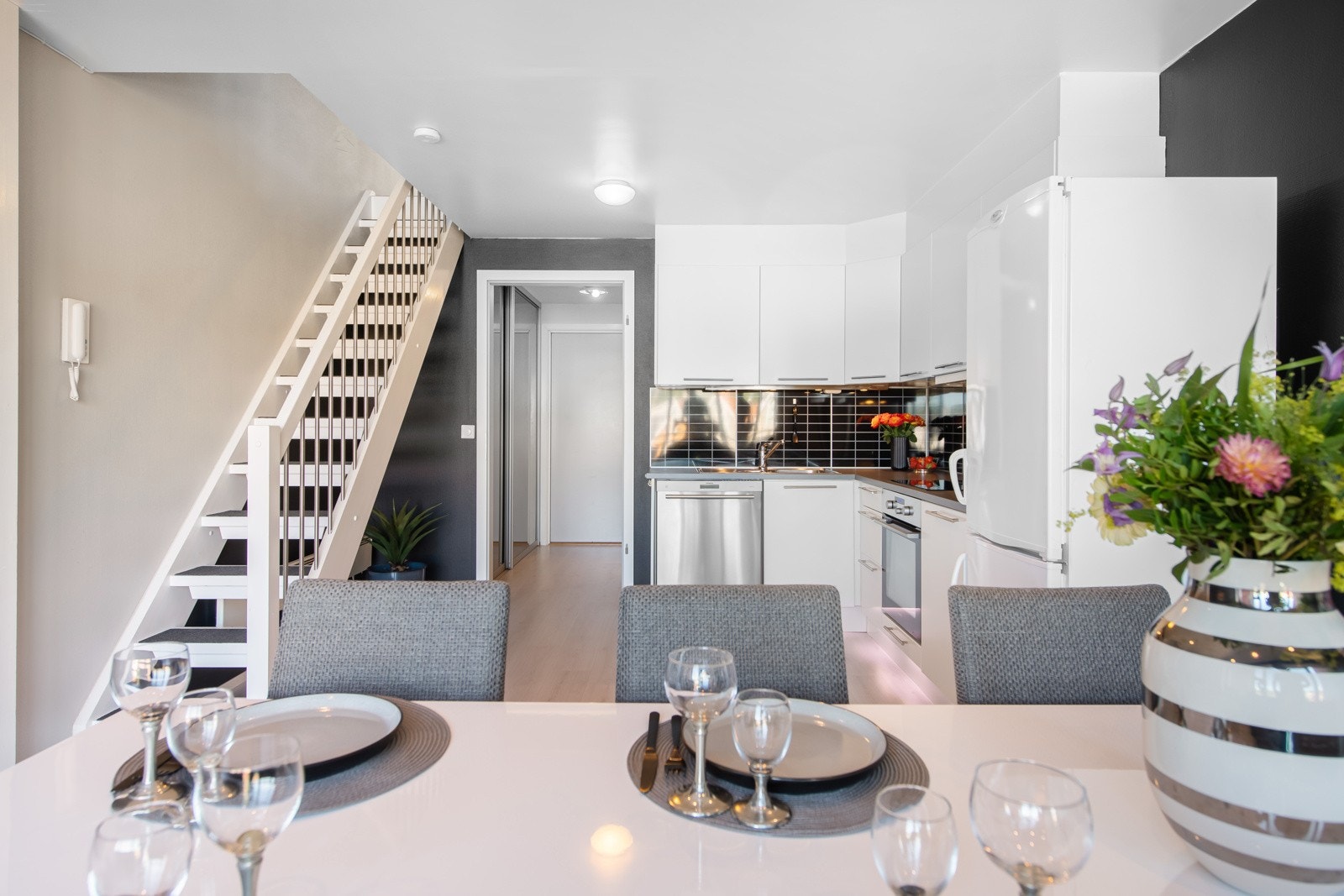 Leiligheten har kjøkken og spisestue i åpen løsning i første etasje ? et innbydende rom med enstavs laminatgulv, mørkmalte vegger og hvitt tak. Galleribilde