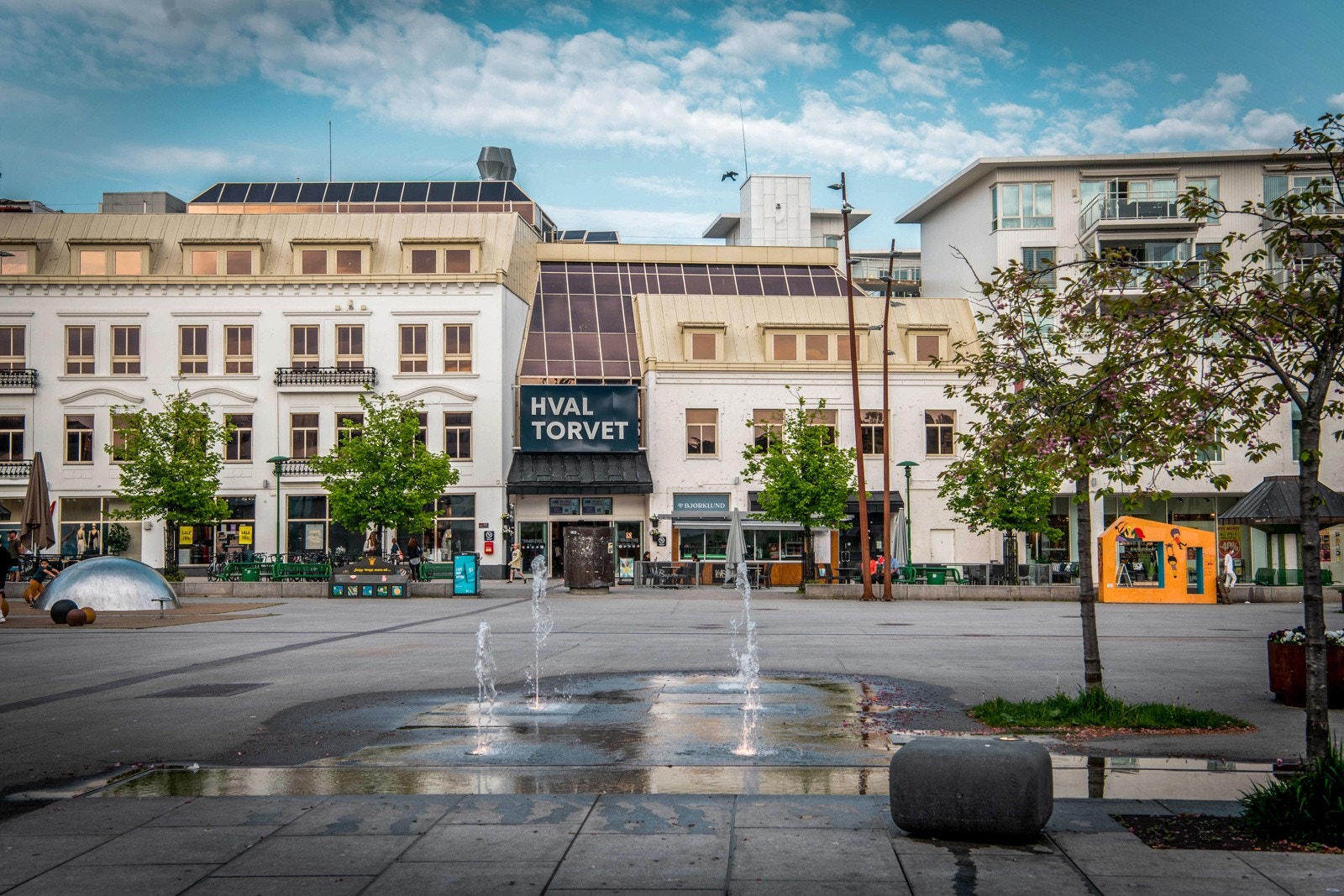Det er også kort vei til Hvaltorget kjøpesenter med over 60 butikker. Galleribilde