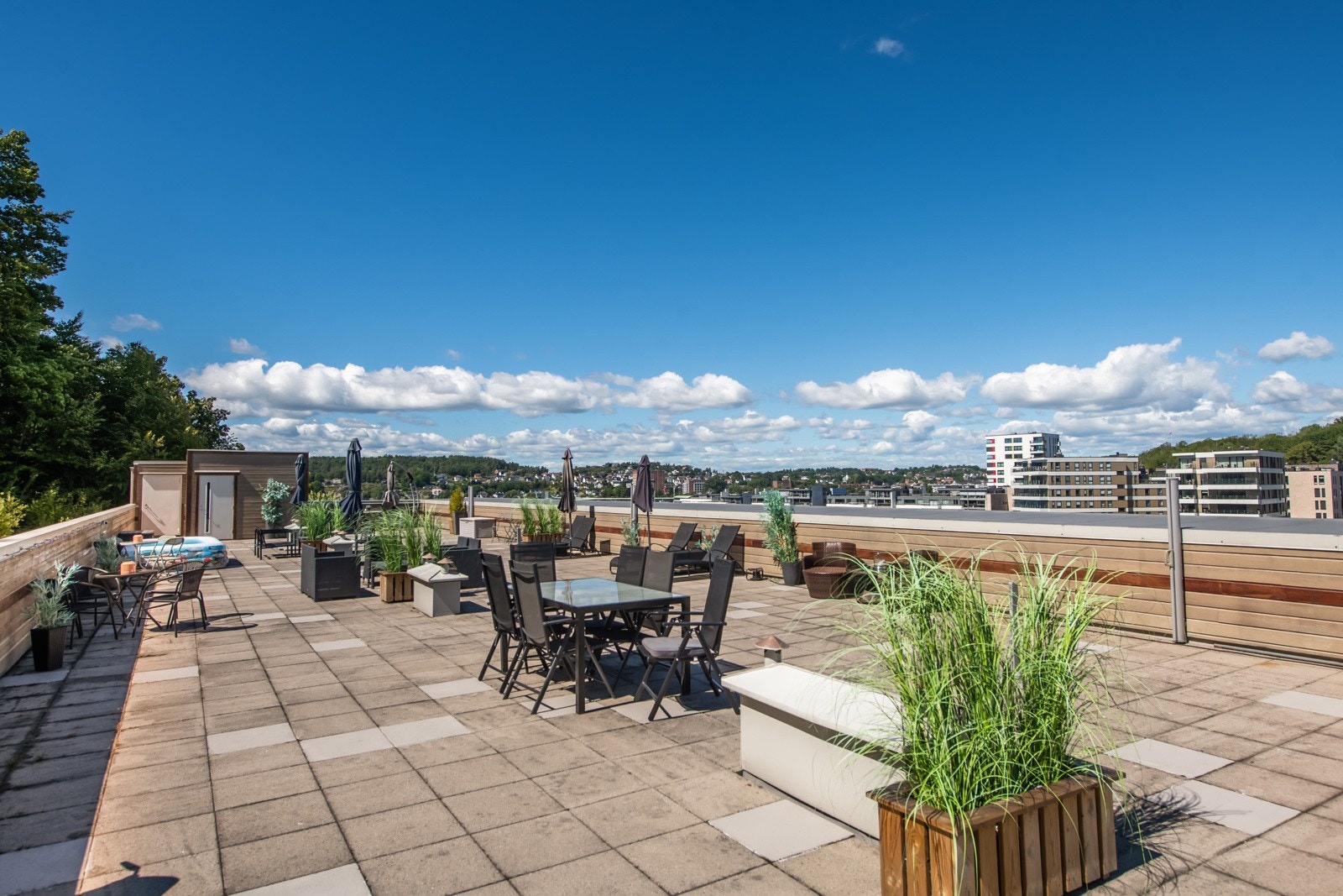 Ønsker du mer sol og plass har bygningen en romslig, felles takterrasse med flere felles sittegrupper og flott utsikt. Galleribilde