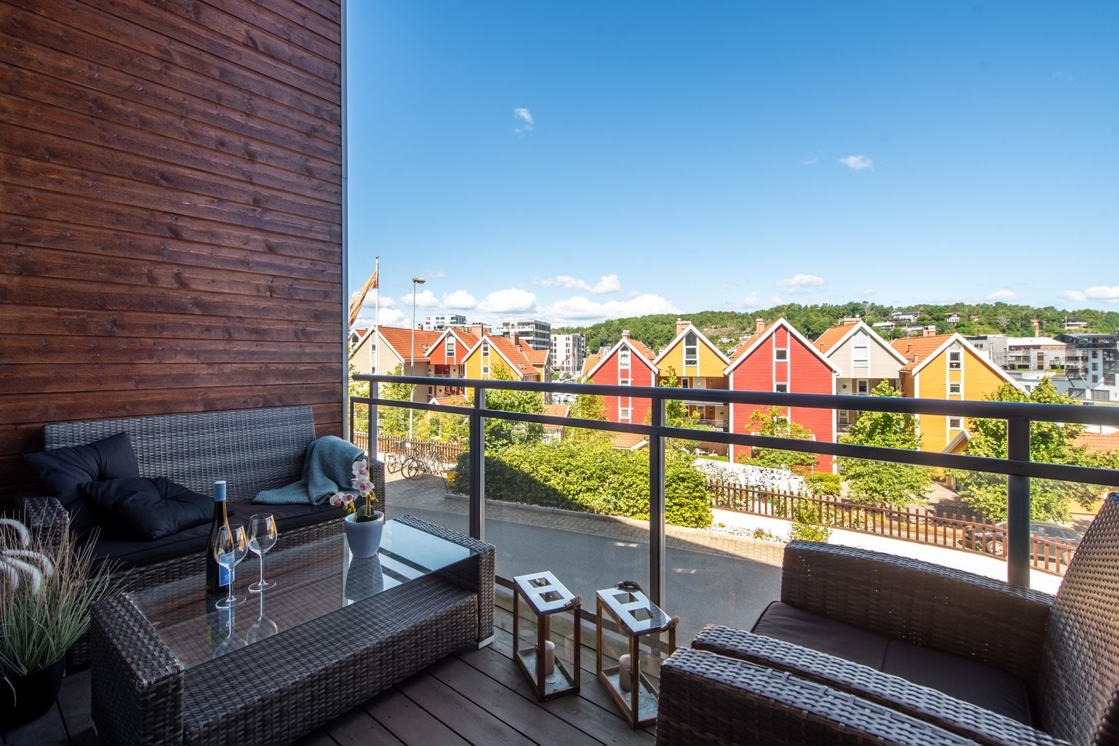 I attraktive omgivelser rett utenfor Sandefjord sentrum selges det nå en romslig og tiltalende leilighet fra 2008. Galleribilde