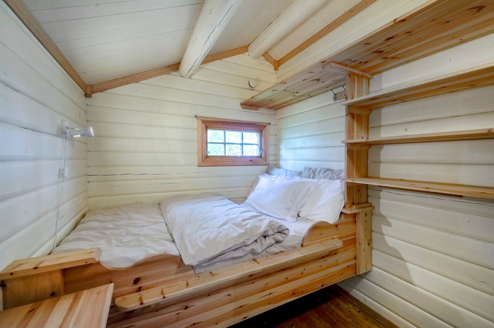 Det er ett soverom i hytten, og to soverom i hvert sitt anneks Galleribilde