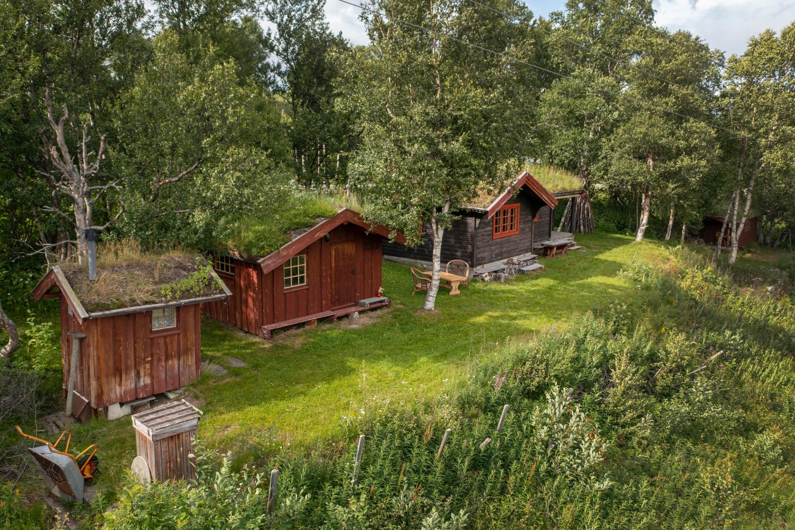 Tomen besår av både hovedhytte med to tilhørende anneks. Galleribilde