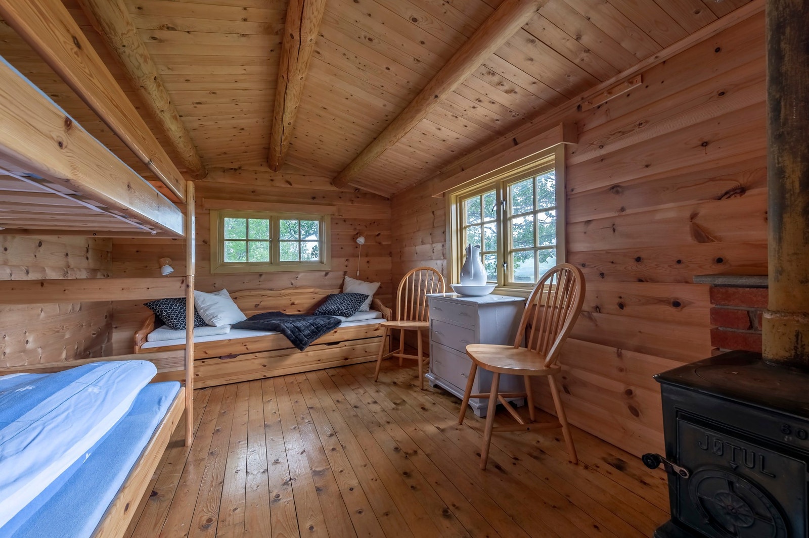 God plass til seng med tilhørende møblement. Galleribilde