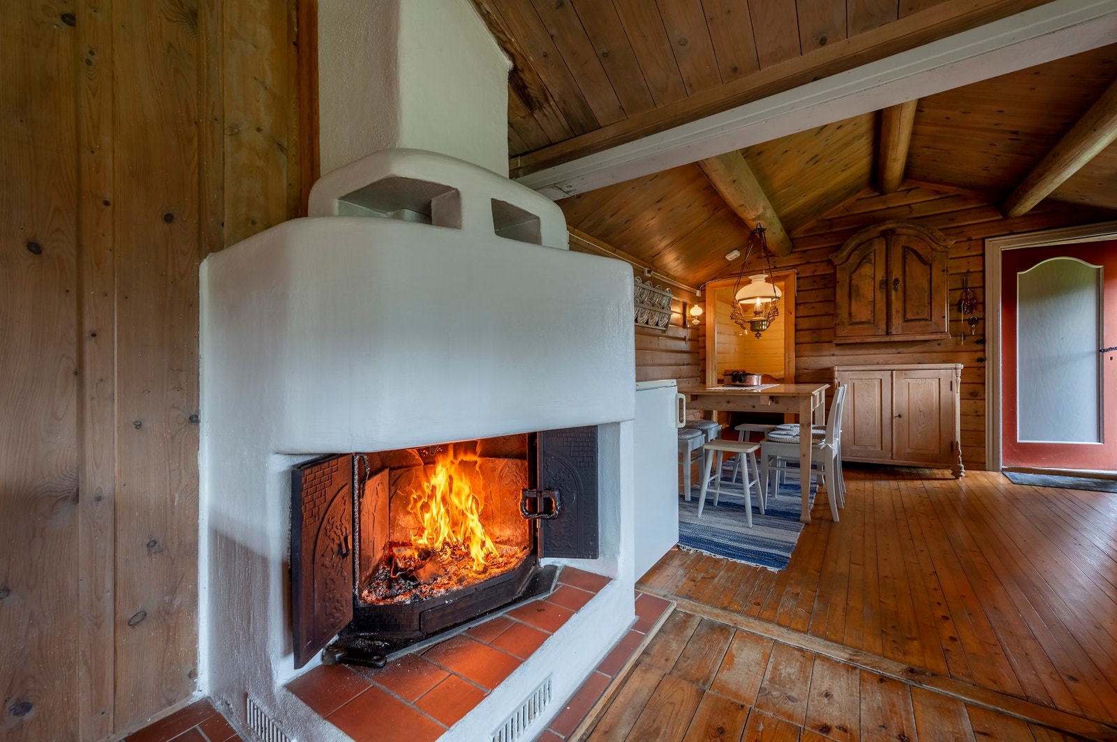 Hytten har vedfyring som oppvarmingskilde. Galleribilde