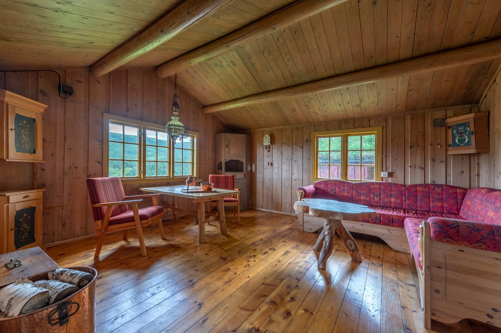 Hytten består av stue, kjøkken og ett soverom. Galleribilde