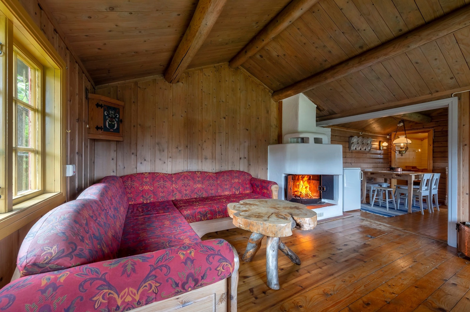 God plass til sofagruppe med tilhørende møblement. Galleribilde