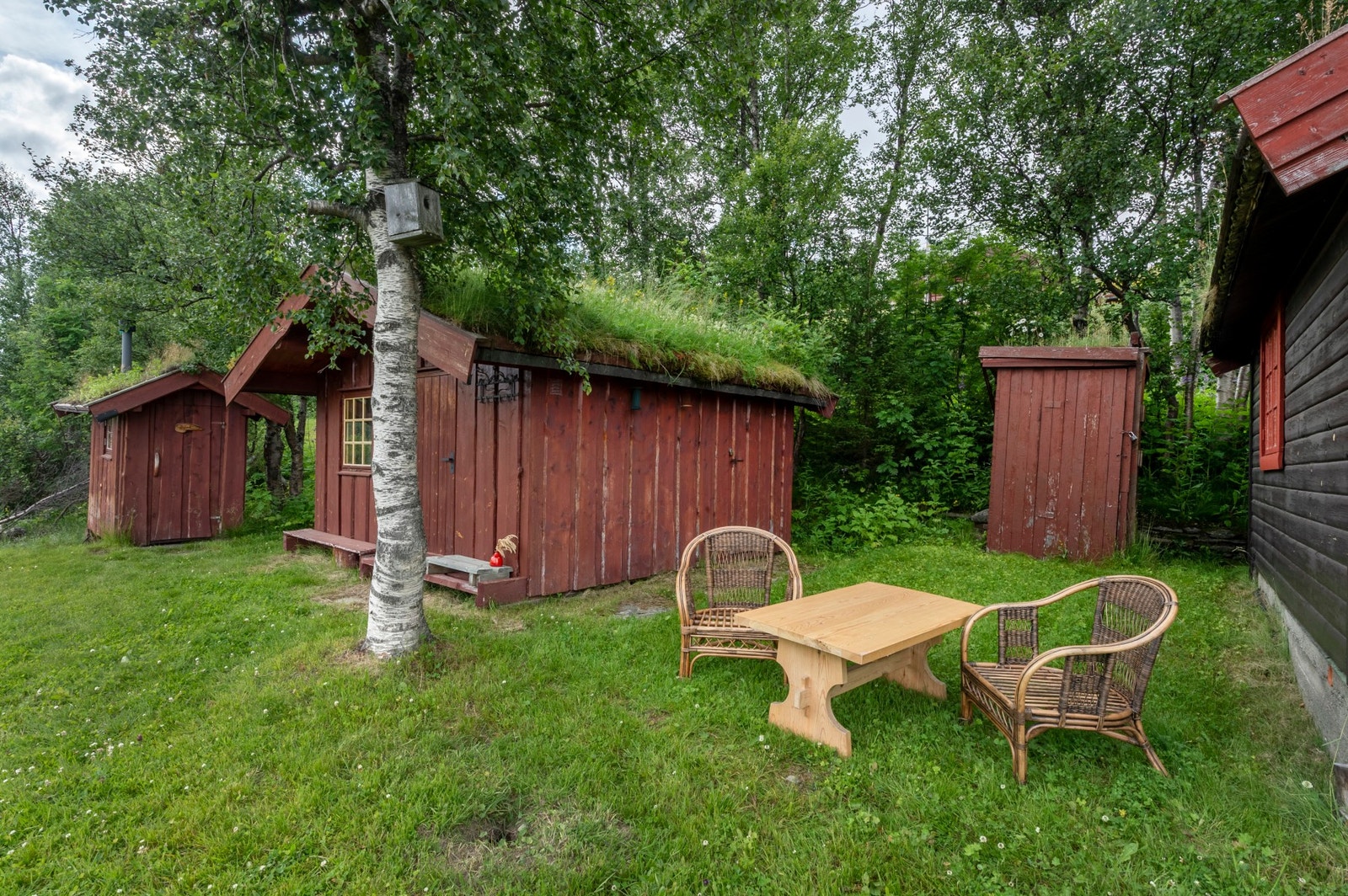 Eiendommen ligger ca. 500 m sør for butikken som ligger på Nerskogen. Galleribilde