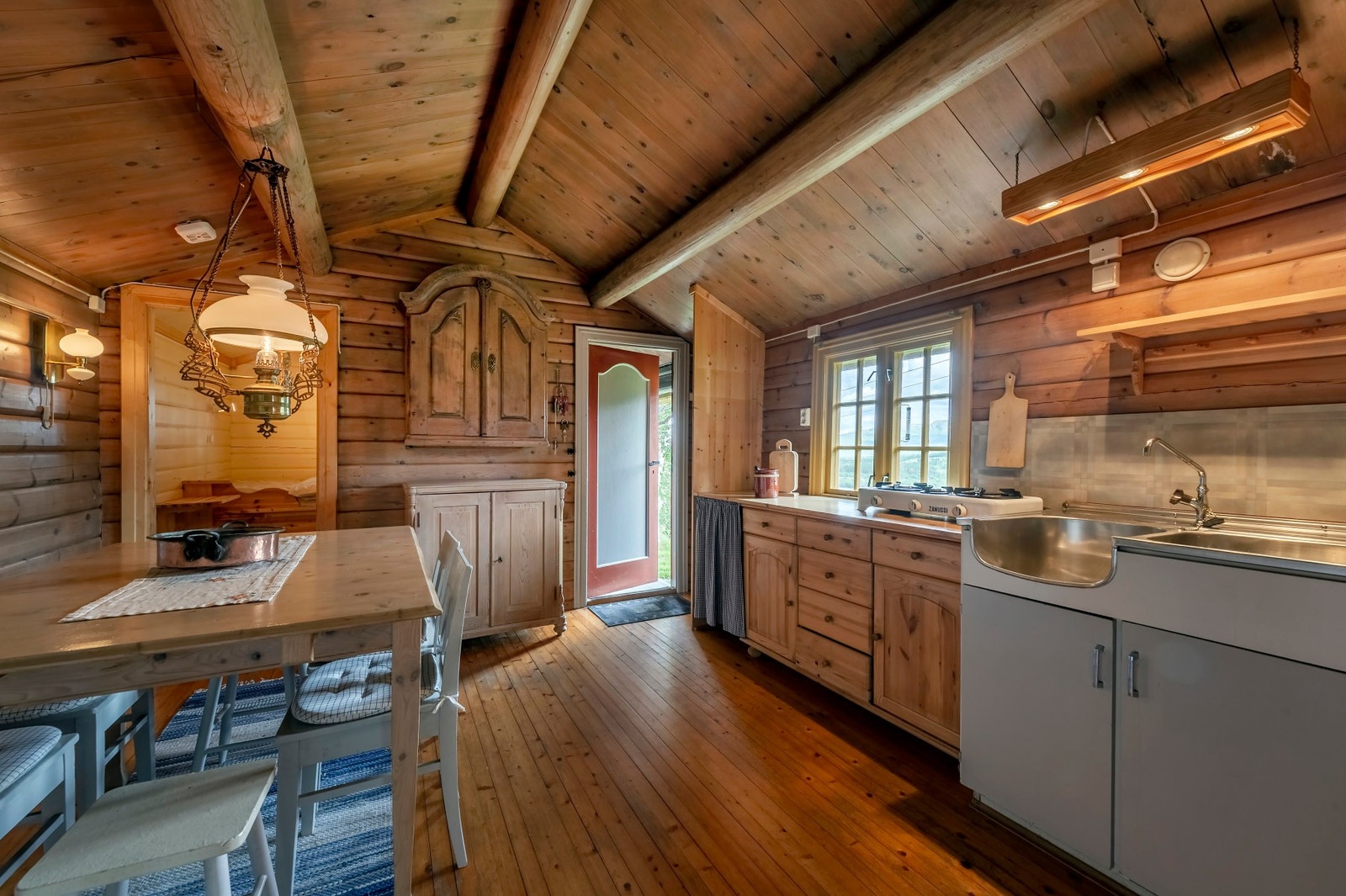 Underskap med malt trefiberplate og frittstående underskap/benk i heltre furu. Galleribilde