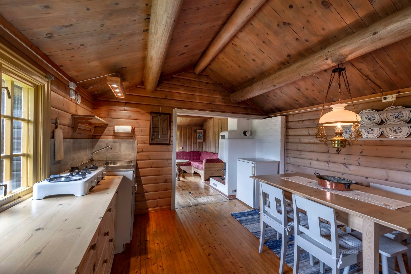 Kjøkkenet har oppvaskbenk med nedfelt kjøkkenvask og utslagsvask. Galleribilde