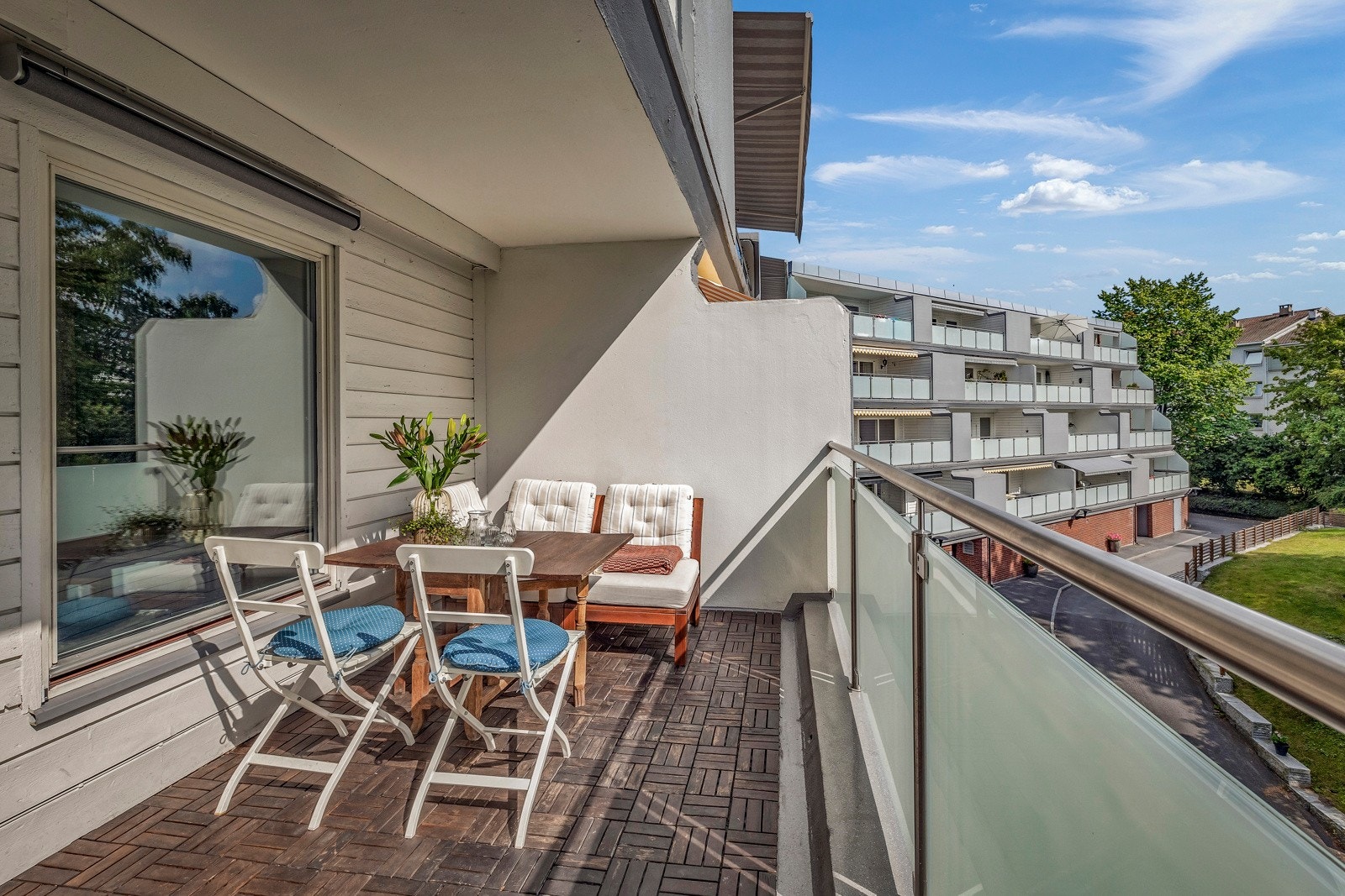 Stor og flott terrasse som ble pusset opp i regi av sameiet for få år siden. Galleribilde