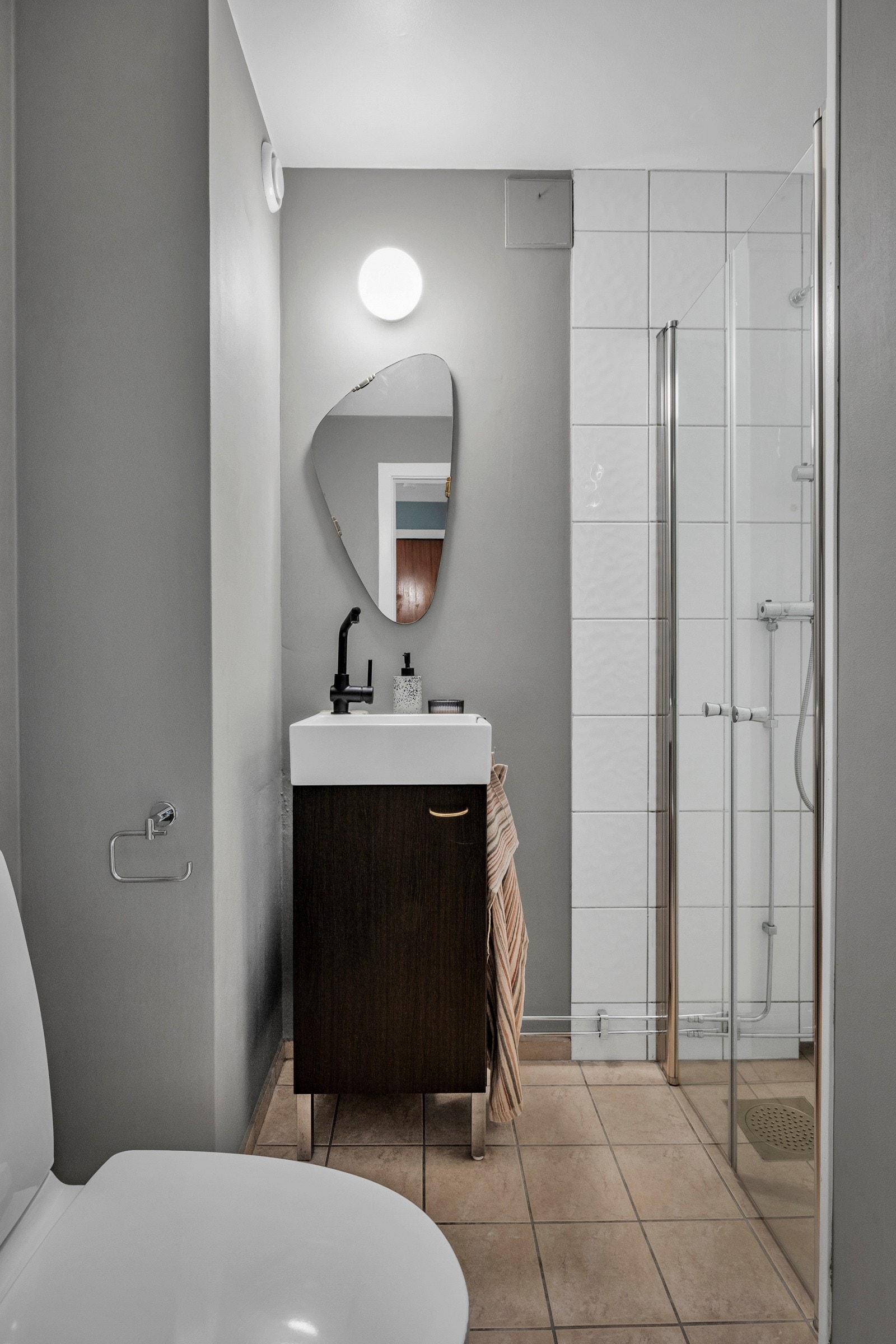 Gjestebadet har dusj, toalett og servant. Galleribilde