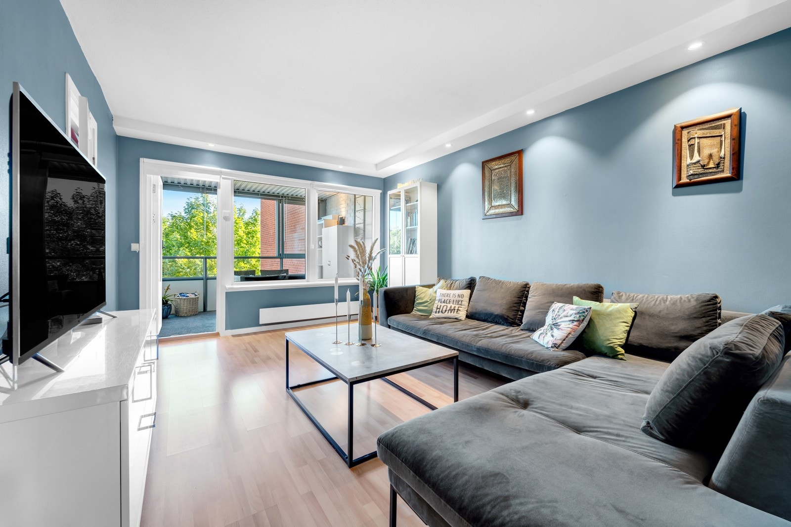 Det er mulig å ha spisebord i hjørnet av stuen om ønskelig. Galleribilde