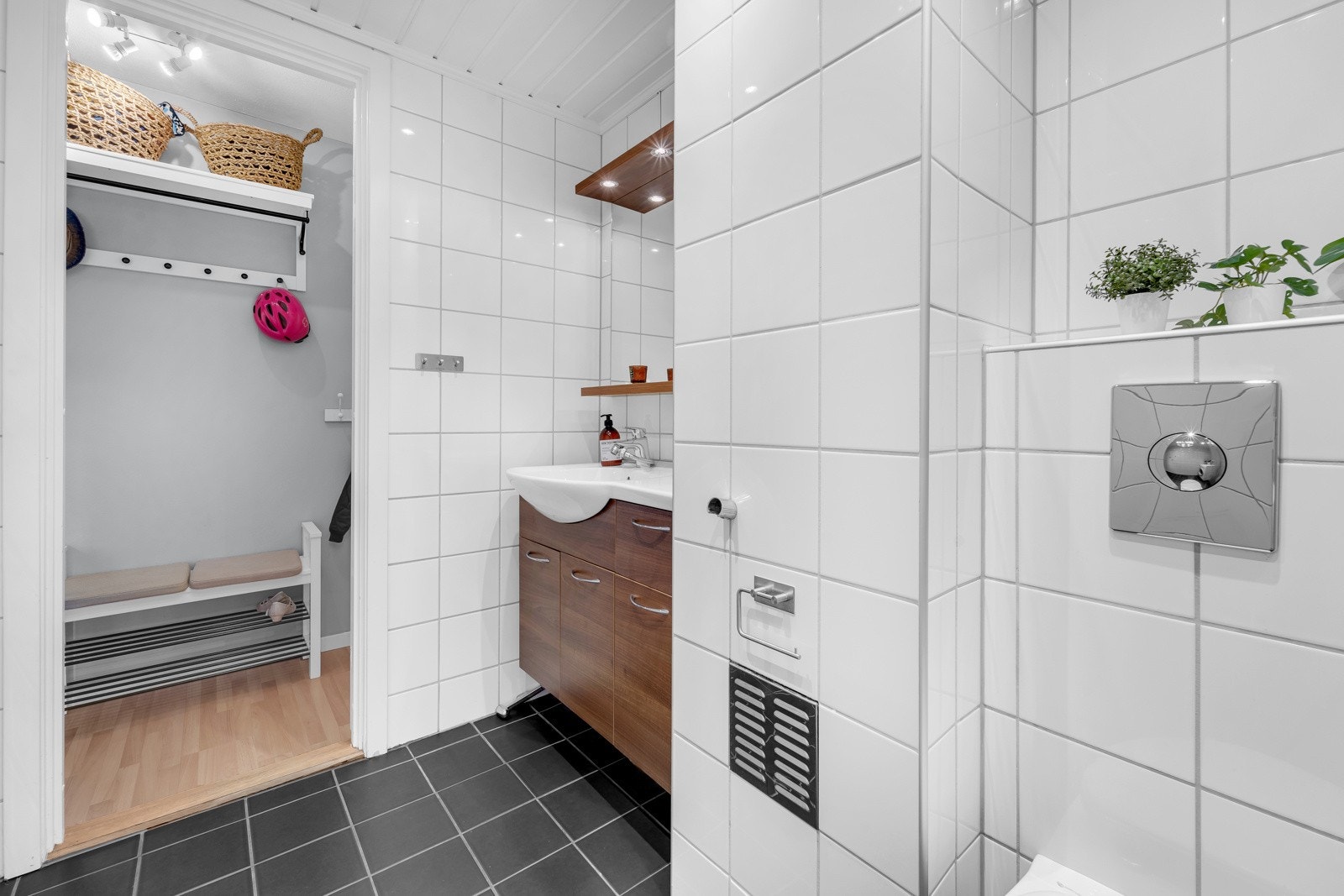 Fra entréen er det tilgang til leilighetens flotte baderom. Servantinnredning med skap og skuffer, heldekkende servant, veggskap og speil med overlys. Galleribilde