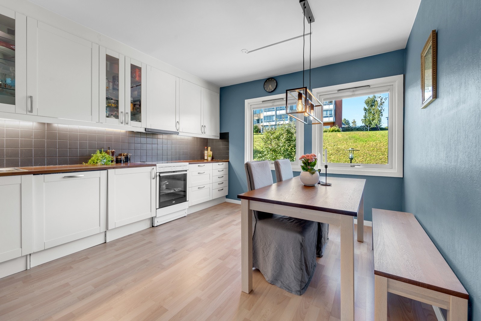 Stort og trivelig kjøkken med plass til spisebord. Vinduer som gir godt med lysinnslipp og utsyn mot grønneareal. Her kan du holde øye med barna utenfor. Galleribilde