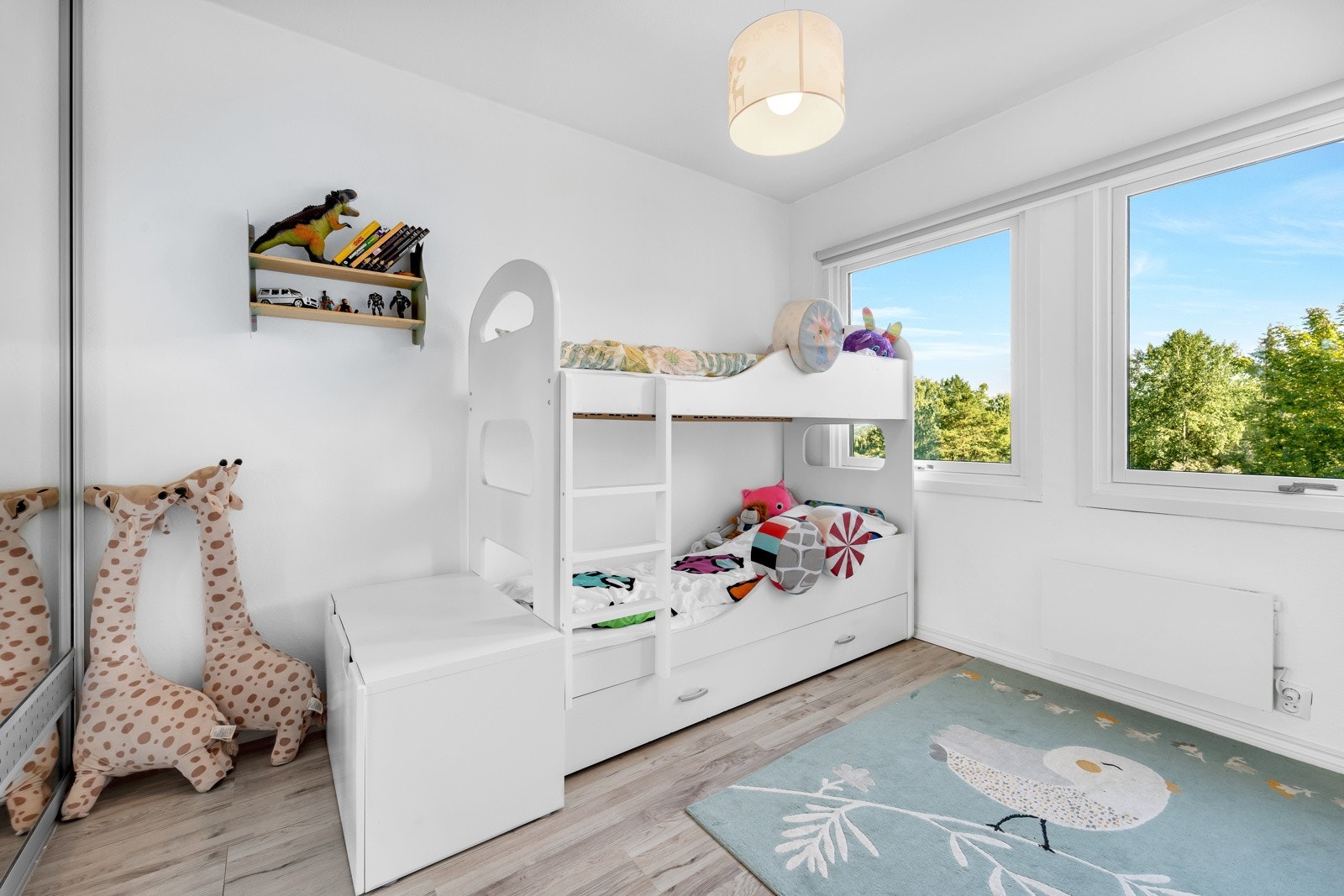 Lyst og pent hovedsoverom av god størrelse. Flott laminatgulv og hvitmalte overflater! Det er montert skyvedørsgarderobe på venstre hånd. Galleribilde