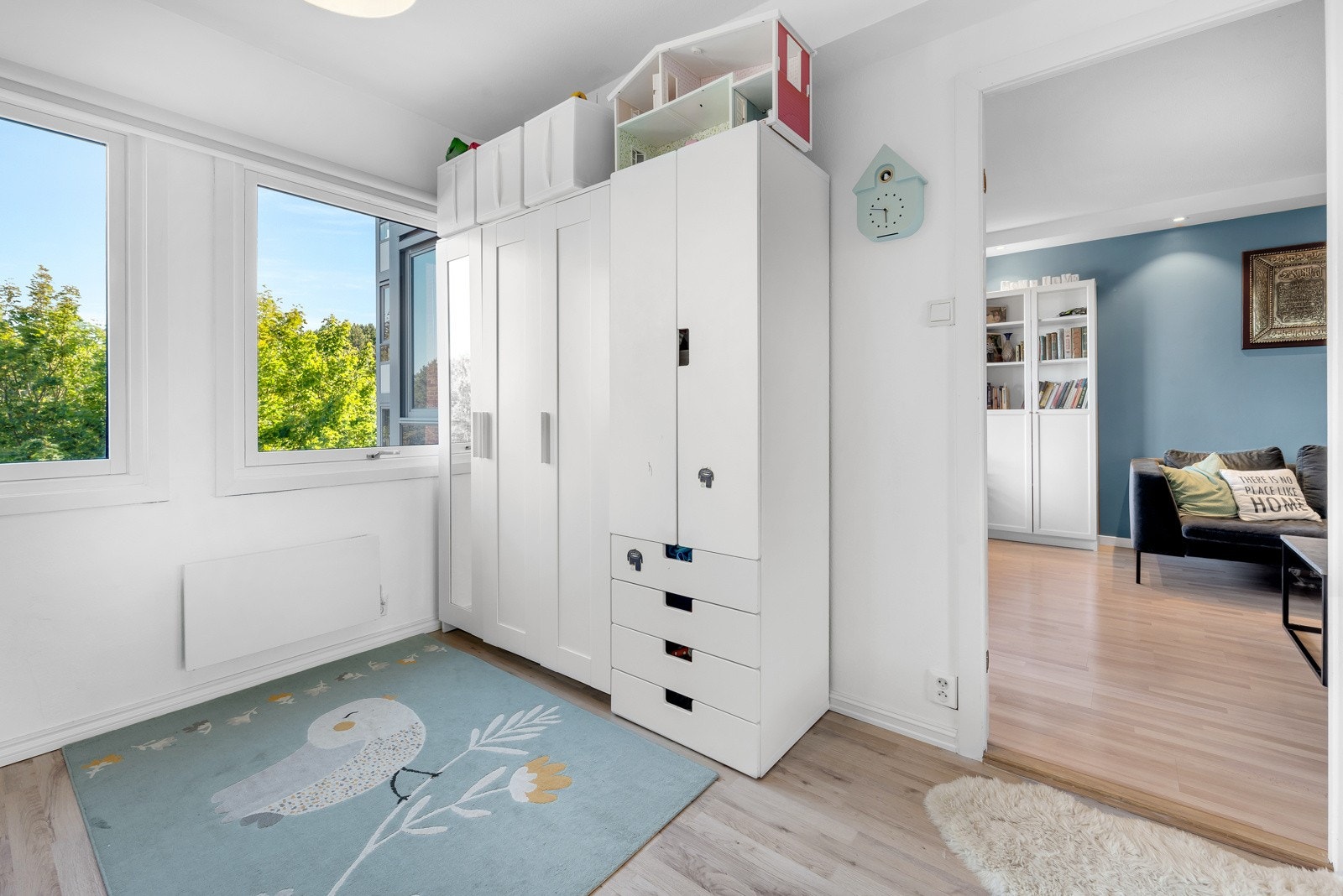 Soveromsvinduer vendt ut mot rolig område. Galleribilde