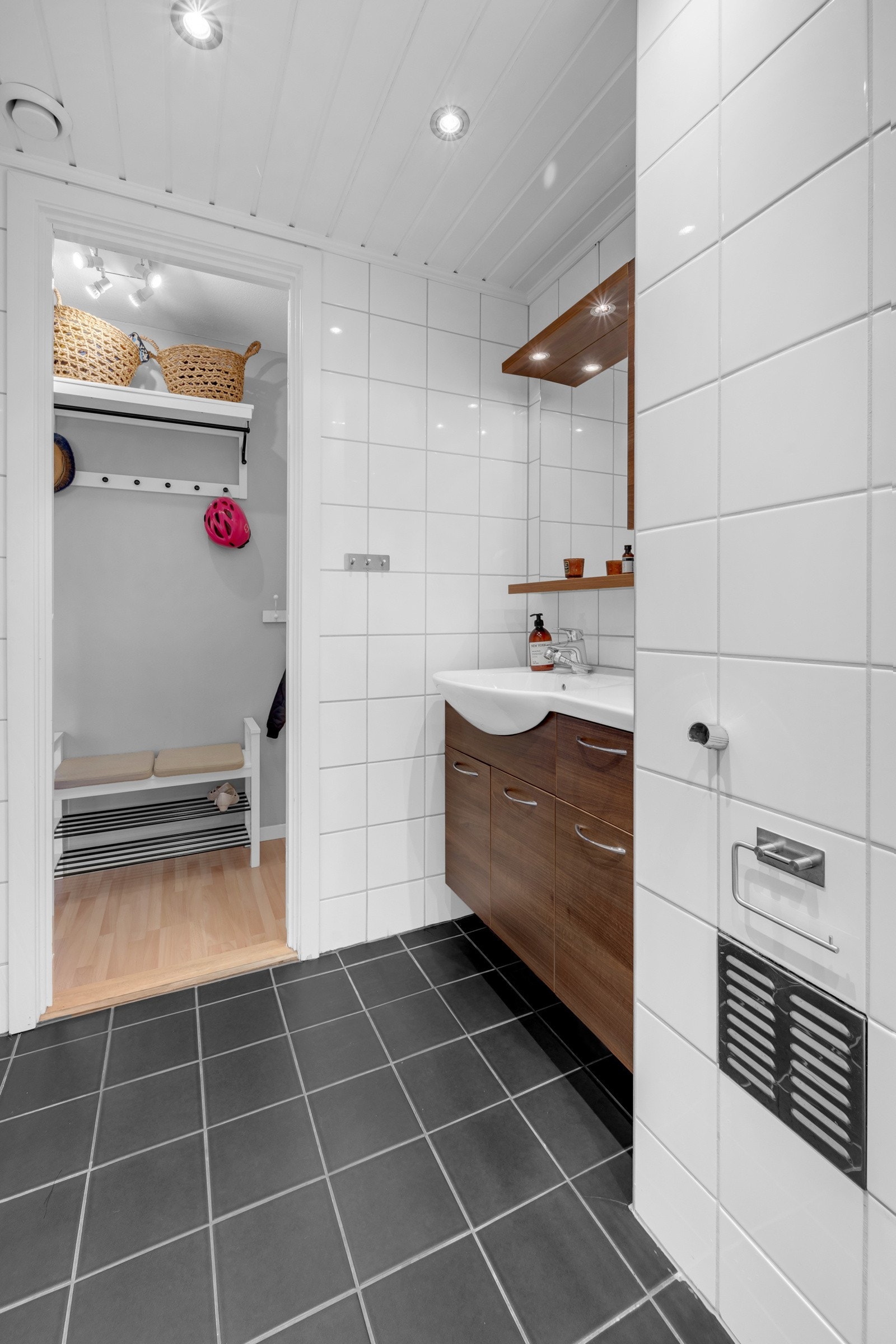 Nytt påstøp, nye varmekabler og gulvfliser fra 2019! Her har du et stort og flott baderom. Galleribilde