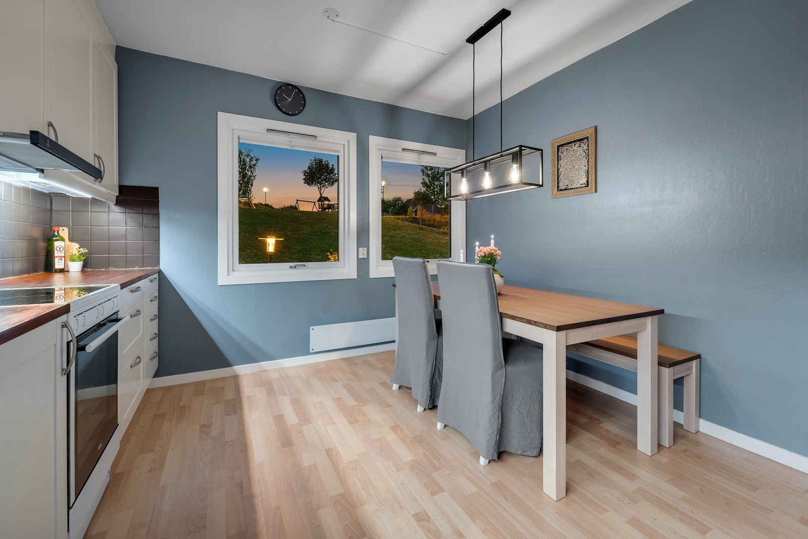 Godt med plass til større spiseseksjon. Lekeplass på toppen av bakken utenfor. Galleribilde