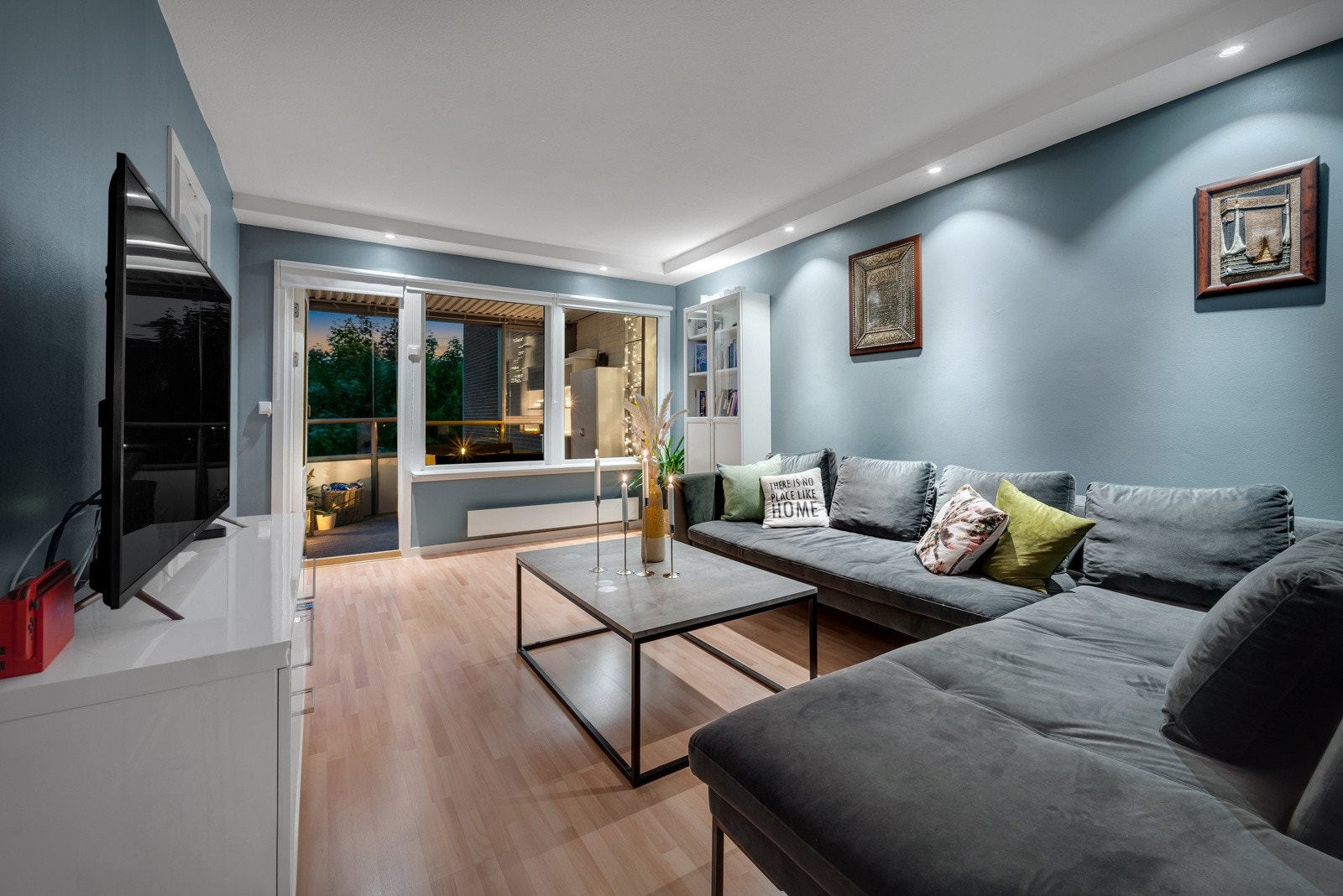 Kveldsmodus i stuen! Nå inn til hovedsoverom fra stuen. Galleribilde