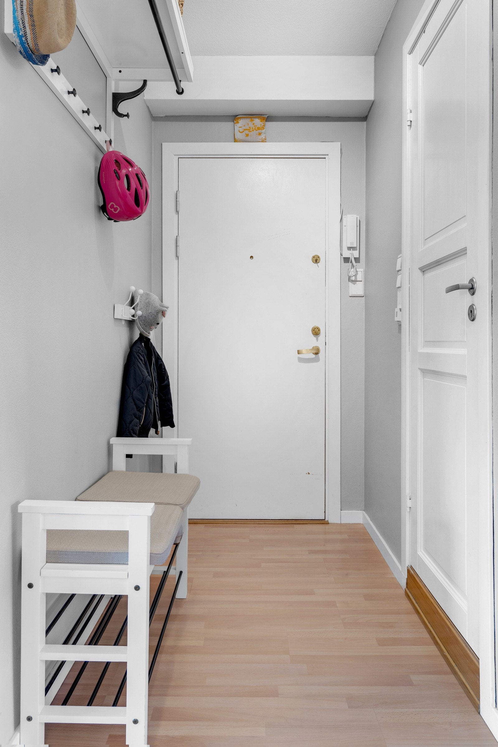 Boligen ligger i 2.etg med adkomst fra et fåtall trappetrinn. Entréen er byr på plass til knaggrekker, sittebenk, kommode eller lignende. Galleribilde