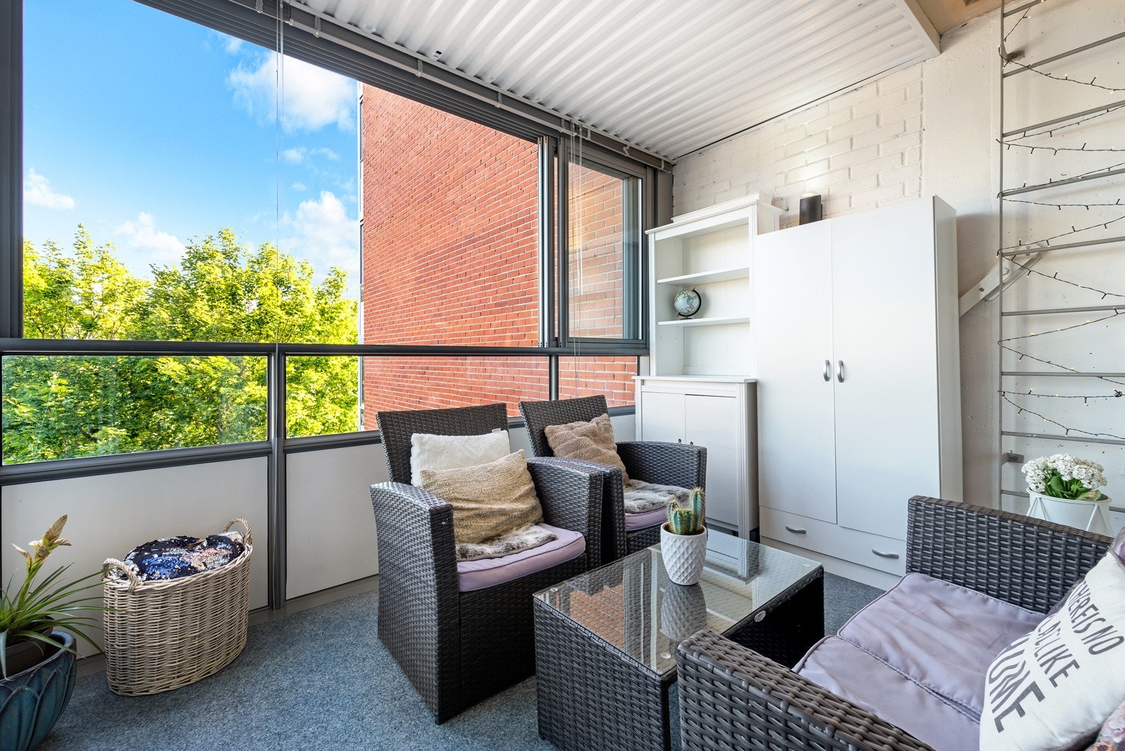 Godt med plass til lounge gruppe, grill og som dere ser, mer oppbevaringsplass om ønskelig. Galleribilde